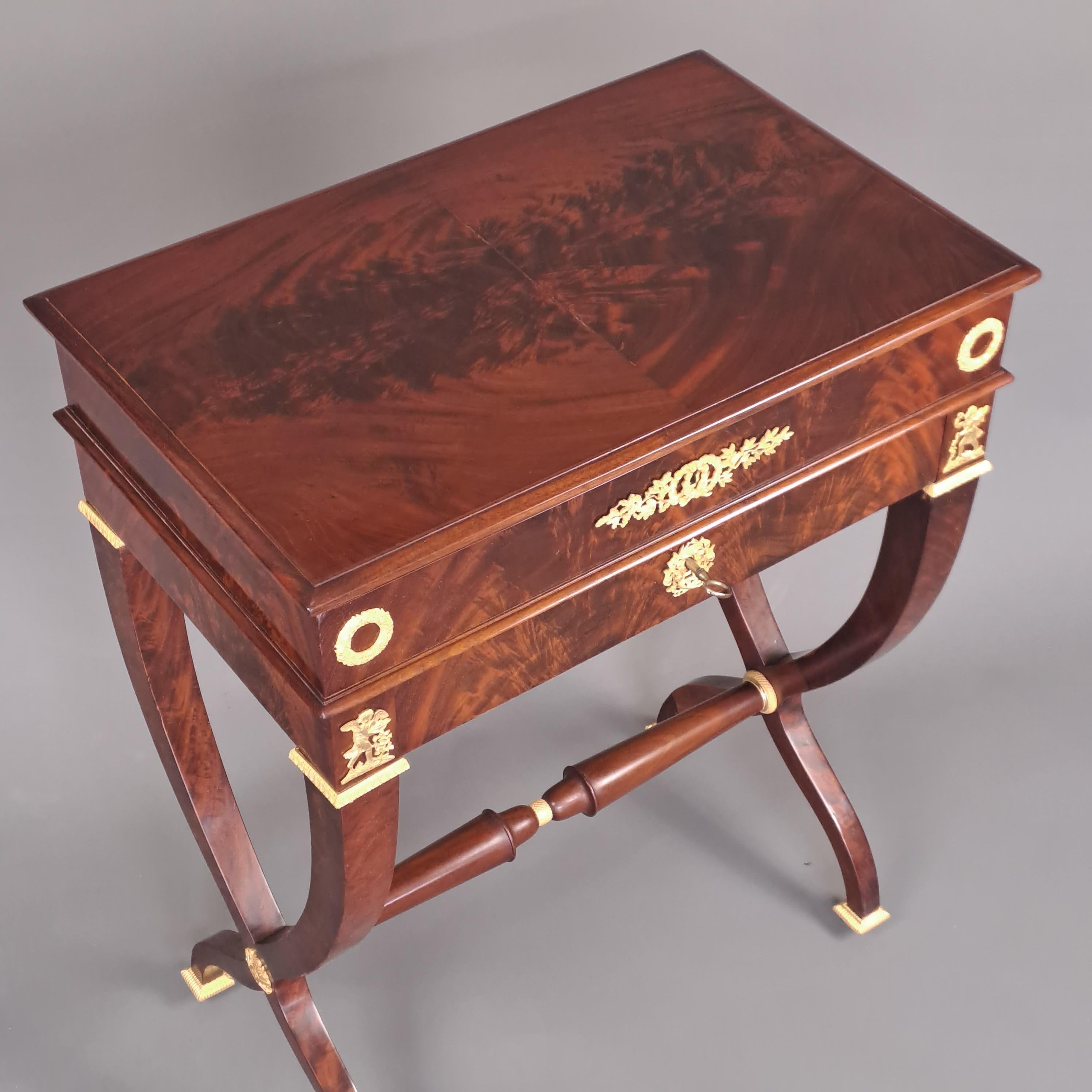 XVIIIe siècle Table de travail Empire montée sur bronze doré en acajou en vente