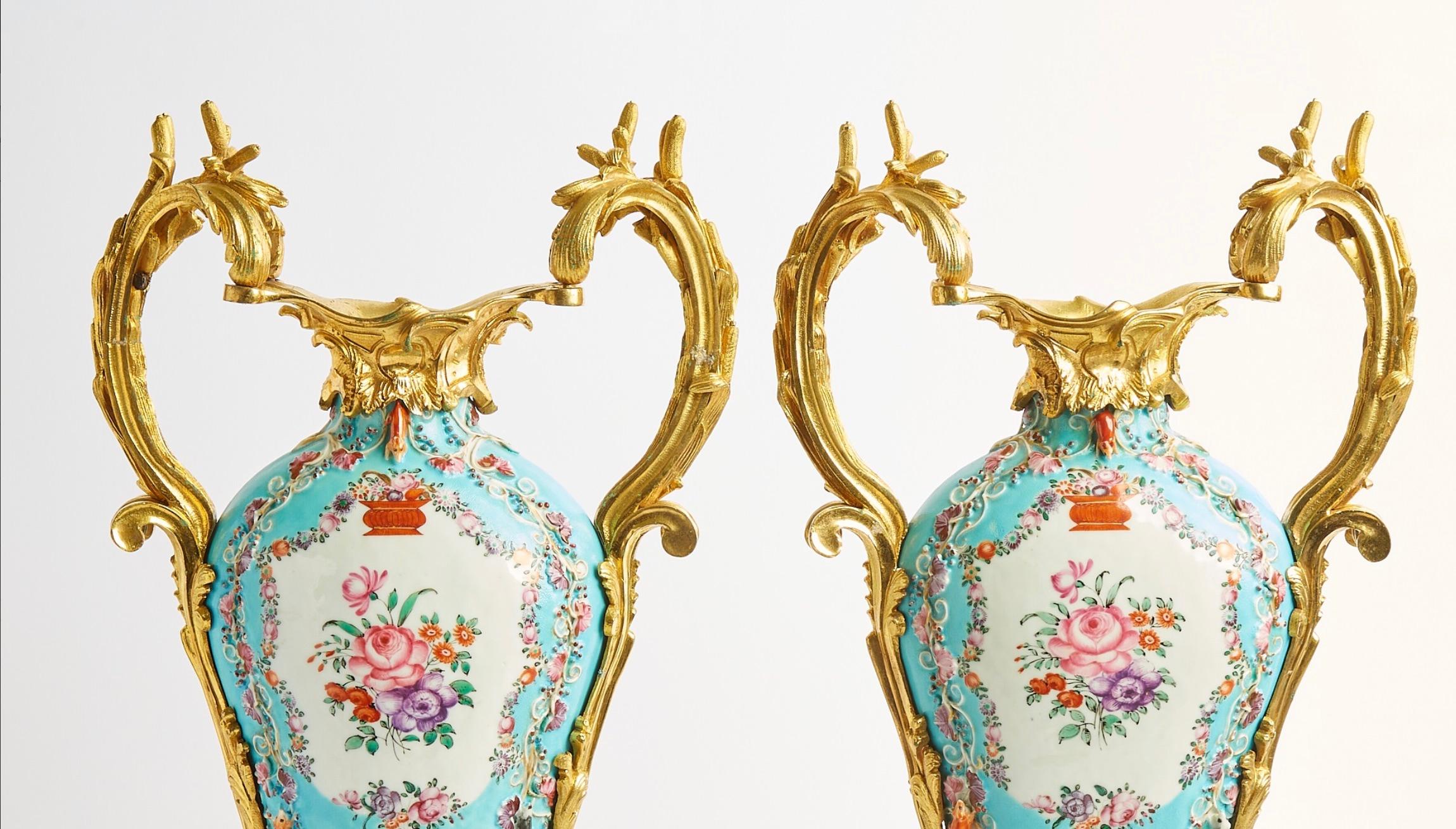 Gilt Bronze-Mounted English Samson Porcelain Decorative Urns In Good Condition For Sale In Tarry Town, NY