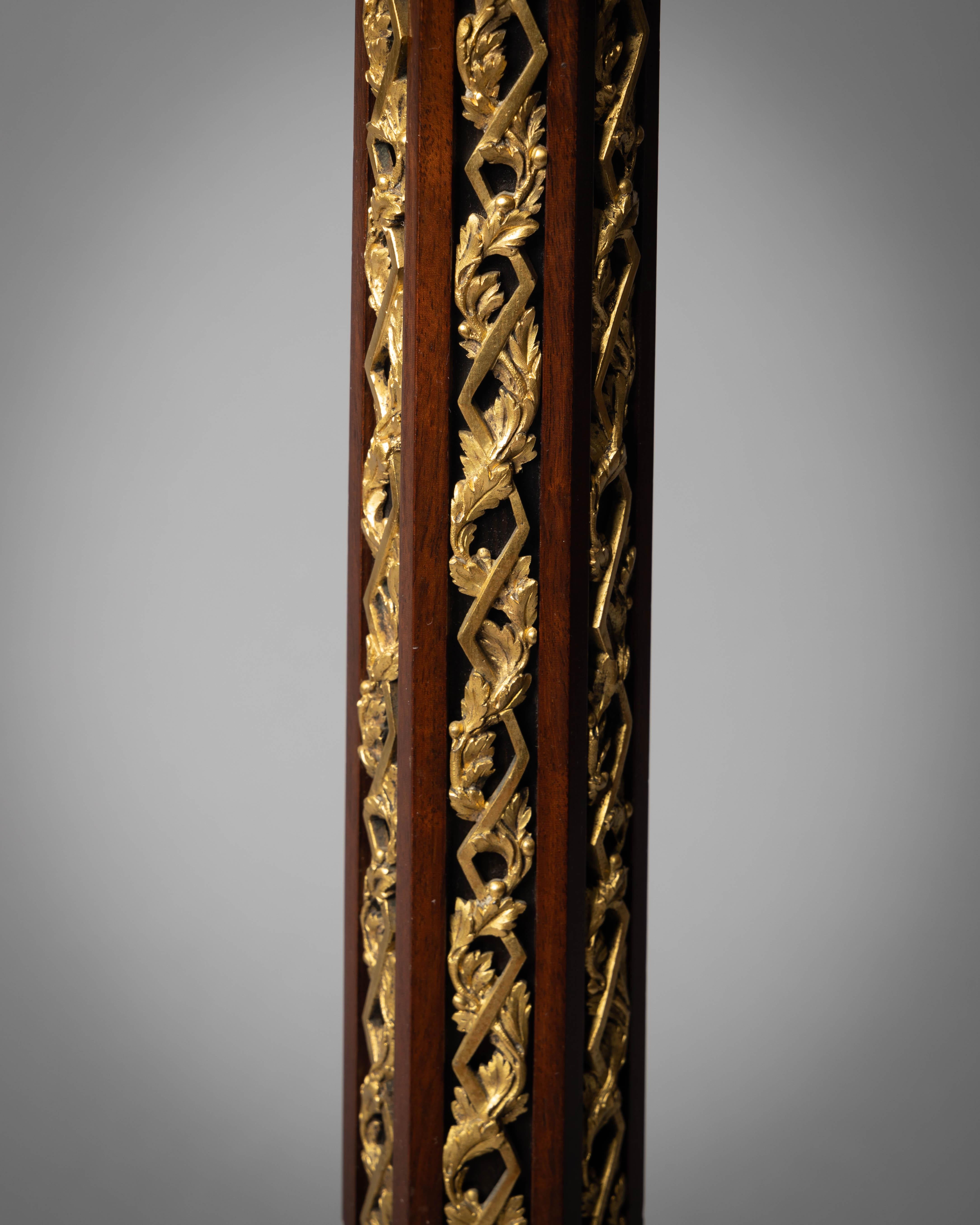 Gueridón con montura de bronce dorado y redondel de porcelana 