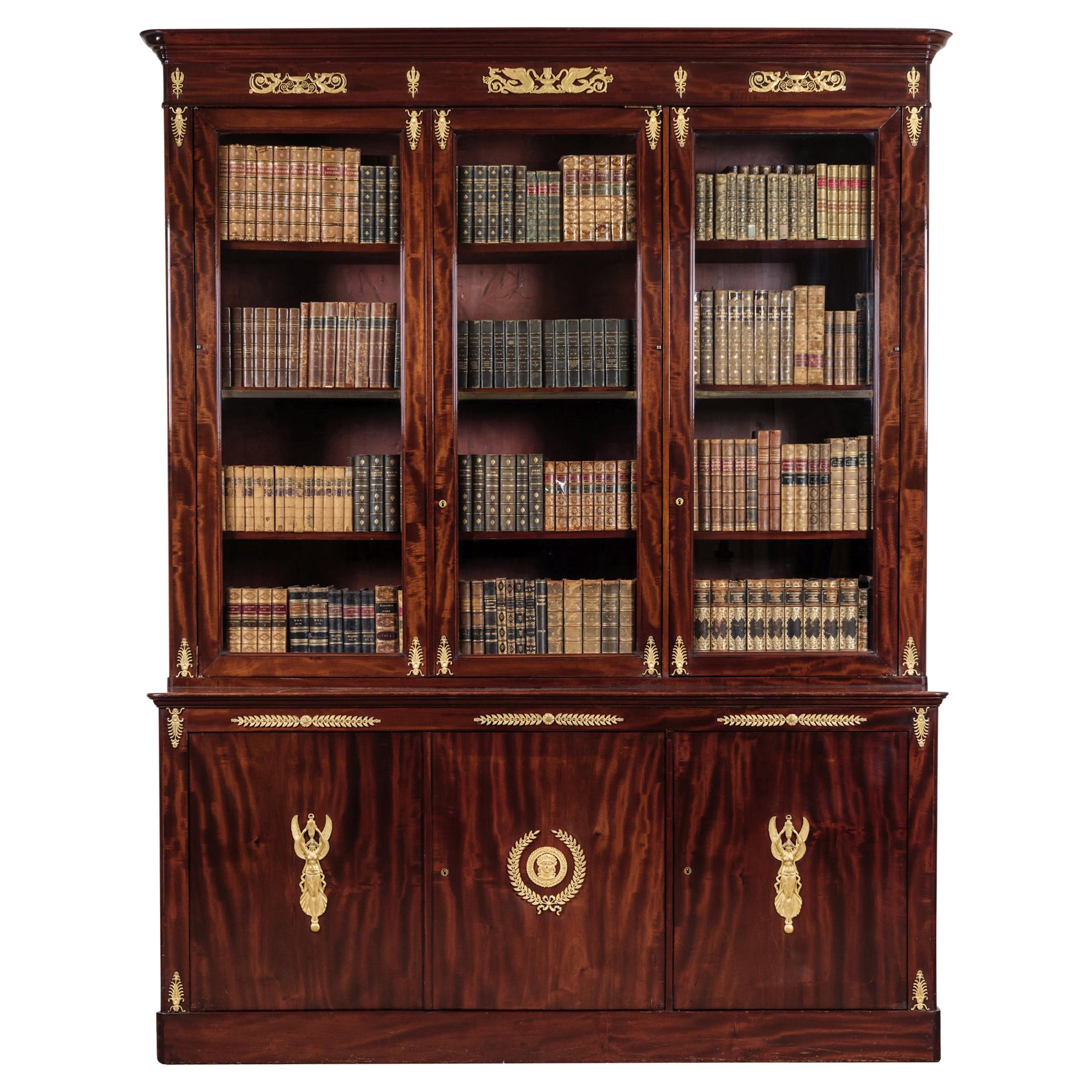 Empire-Bibliotheks-Bücherregal aus Mahagoni mit vergoldeter Bronzemontierung im Angebot