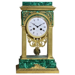 Pendule de cheminée en malachite montée sur bronze doré:: style Louis XVI Maple & Co.