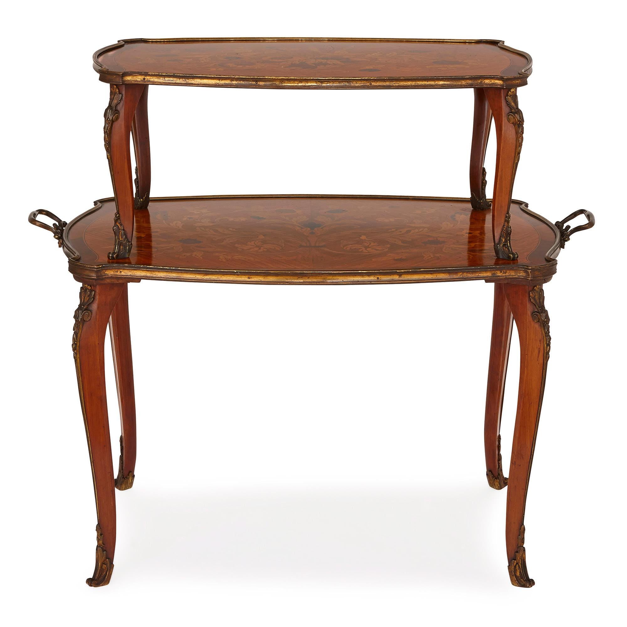 Dieser wunderschöne Tisch wurde im England der viktorianischen Zeit von den renommierten Tischlern Edwards & Roberts entworfen. Das Unternehmen hatte seinen Sitz in London, wo es sich einen Namen mit der Herstellung hochwertiger, modischer Stücke im