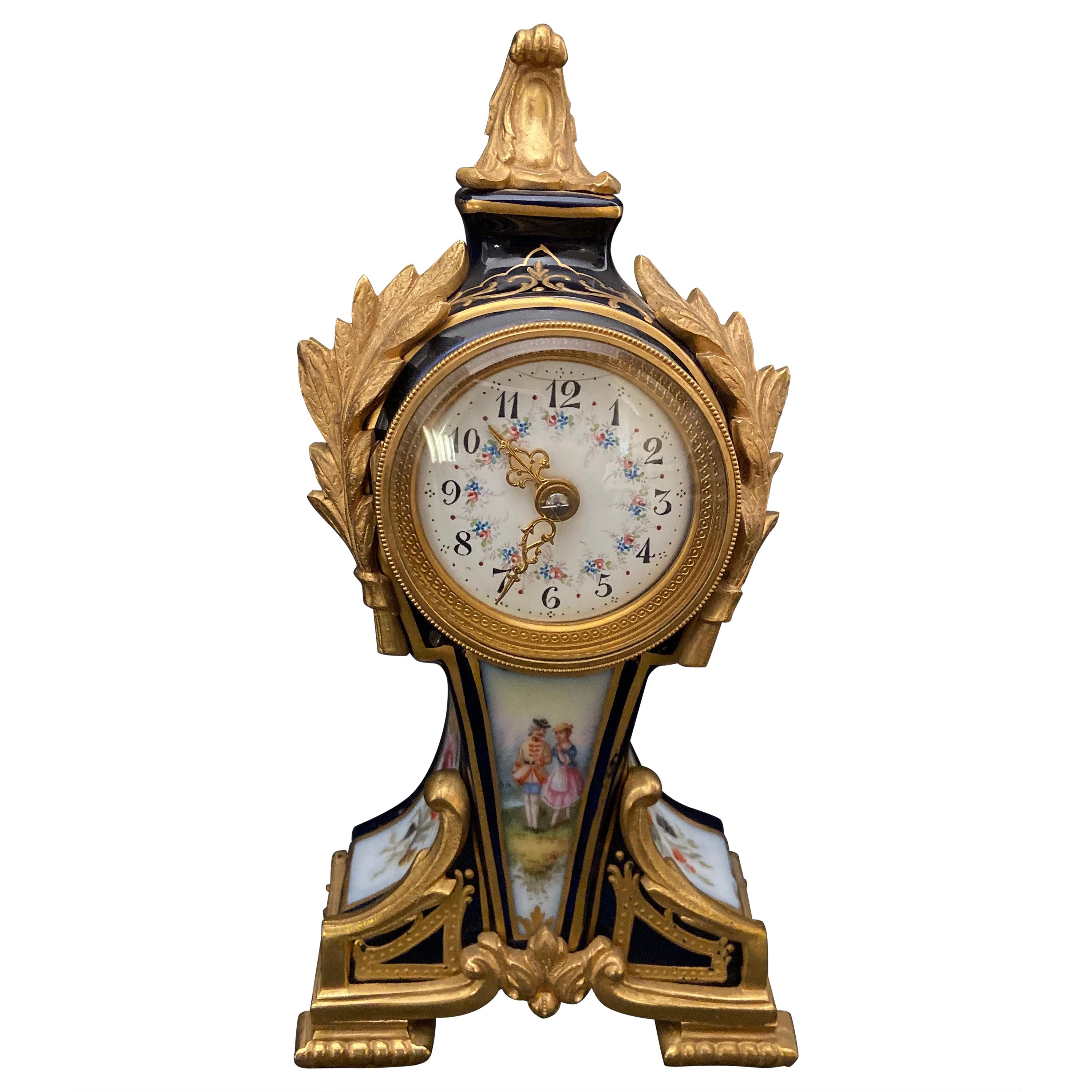 Horloge en porcelaine montée sur bronze doré