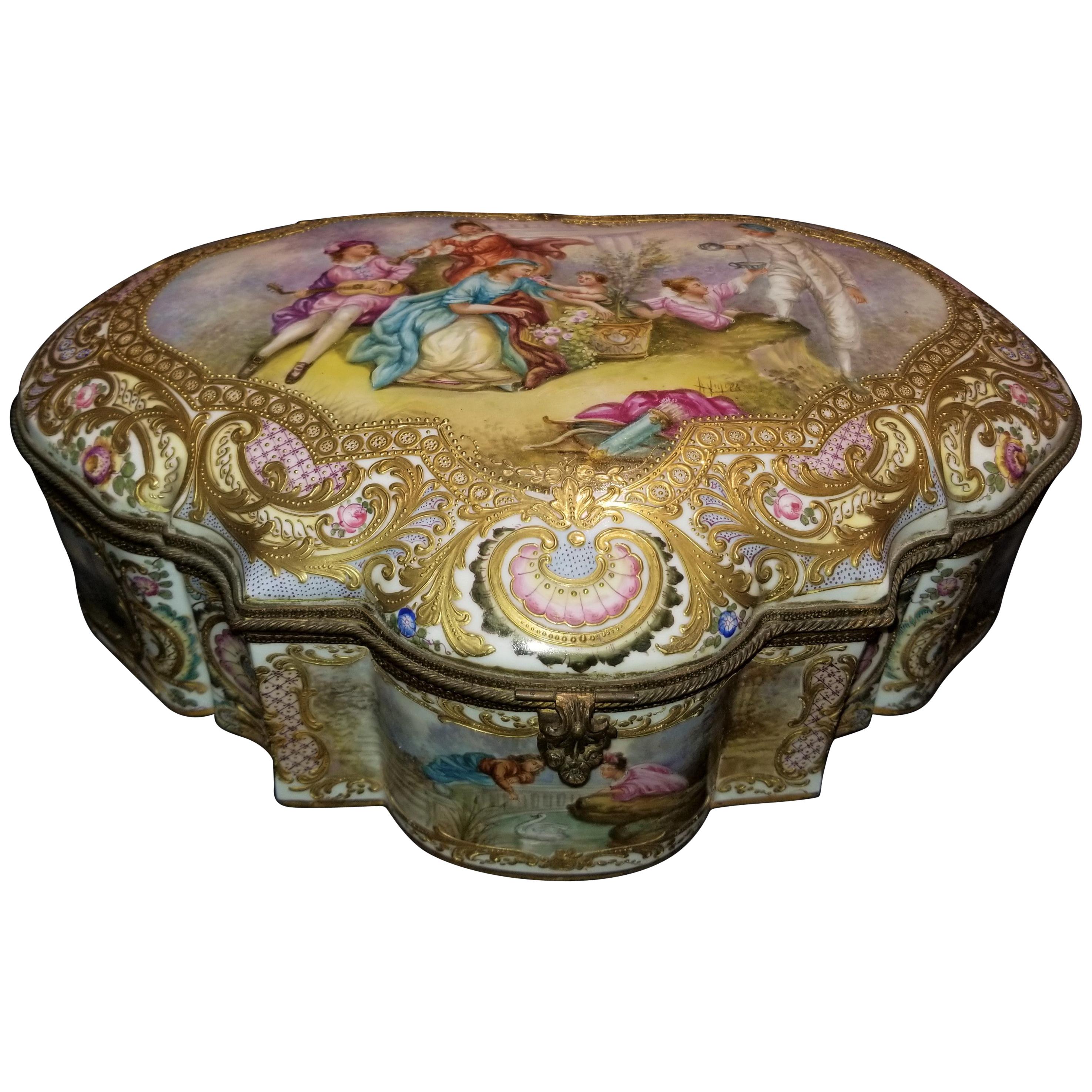 Vergoldete Bronzemontierte Sevres-Schmuckkästchen und Deckel aus Sevres mit mehrteiligen Szenen