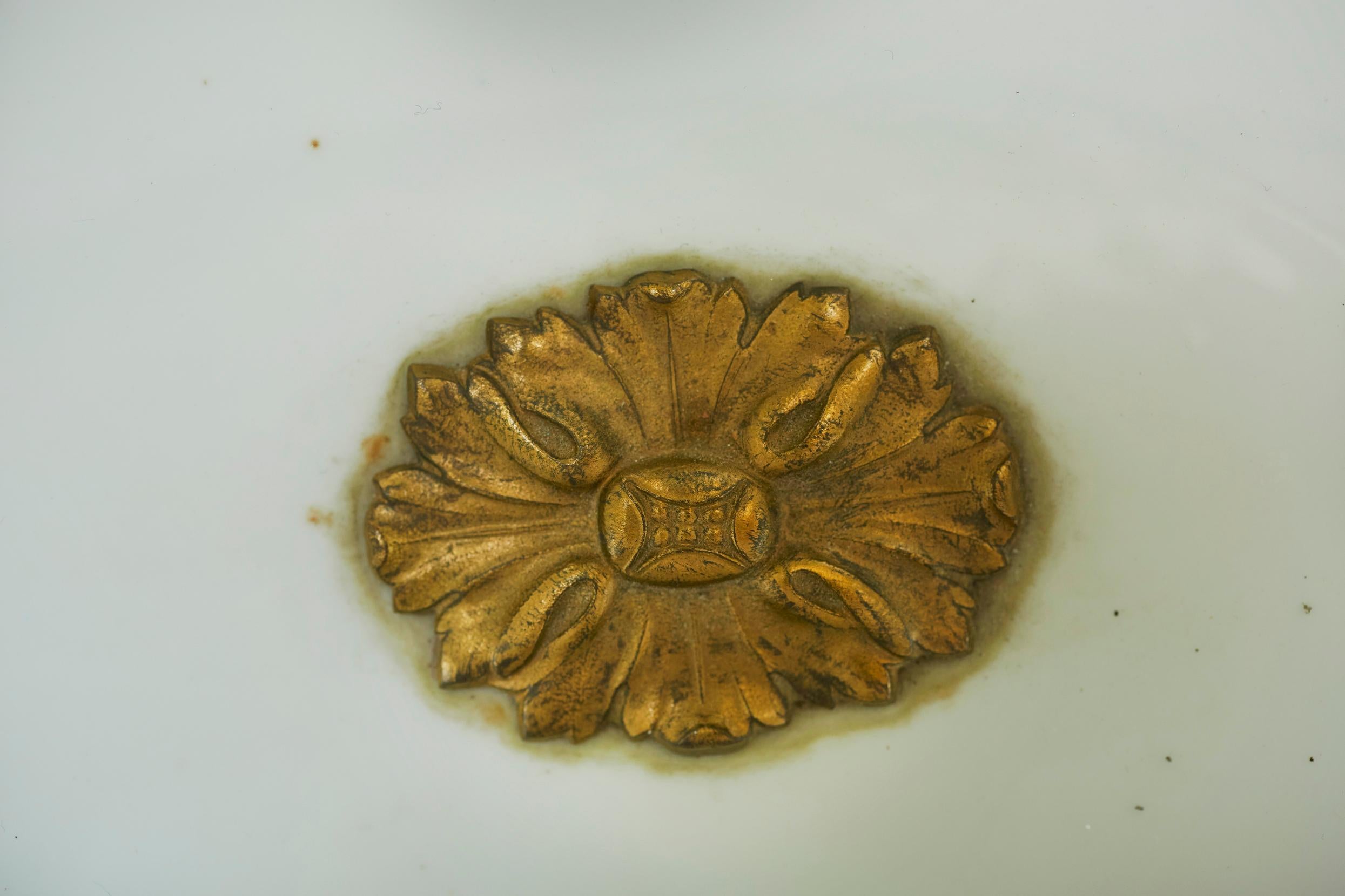 Bronze doré / Centre de table en porcelaine de Sèvres en vente 5