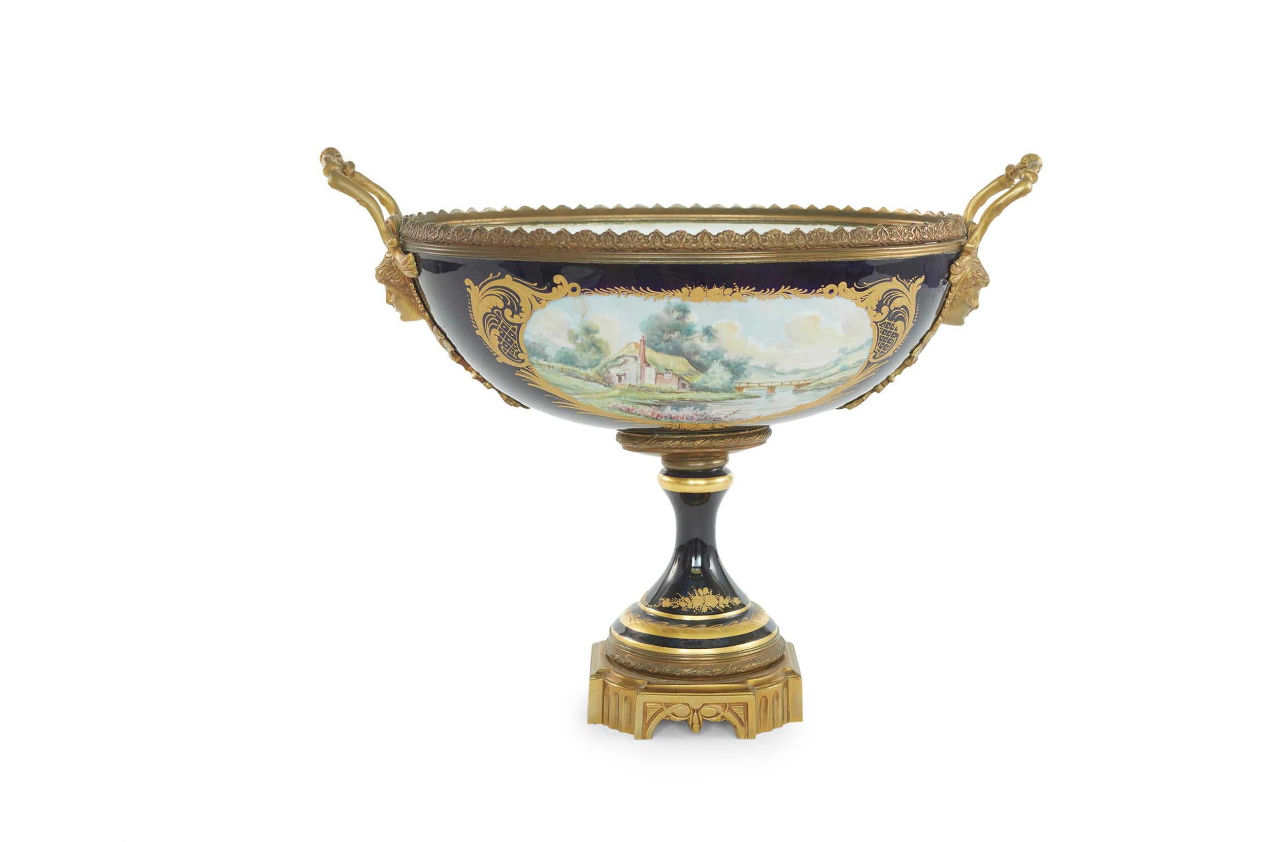 Centre de table du 19e siècle en porcelaine émaillée de Sèvres, monté sur bronze doré. La pièce est en très bon état. Légère usure due à l'âge et à l'utilisation. Marque du fabricant soussignée. Le centre de table mesure environ 19 1/5 pouces de