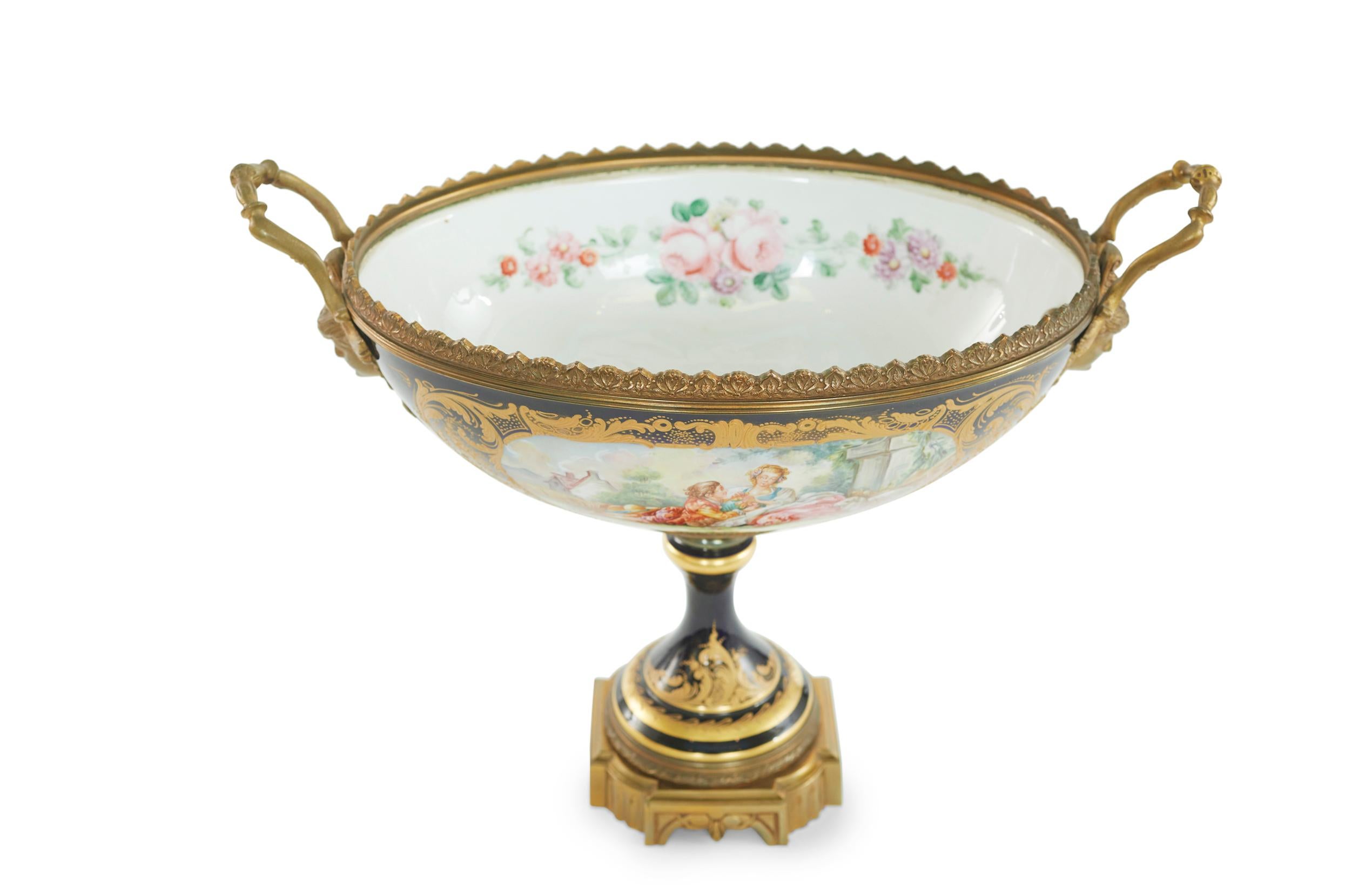 Français Bronze doré / Centre de table en porcelaine de Sèvres en vente