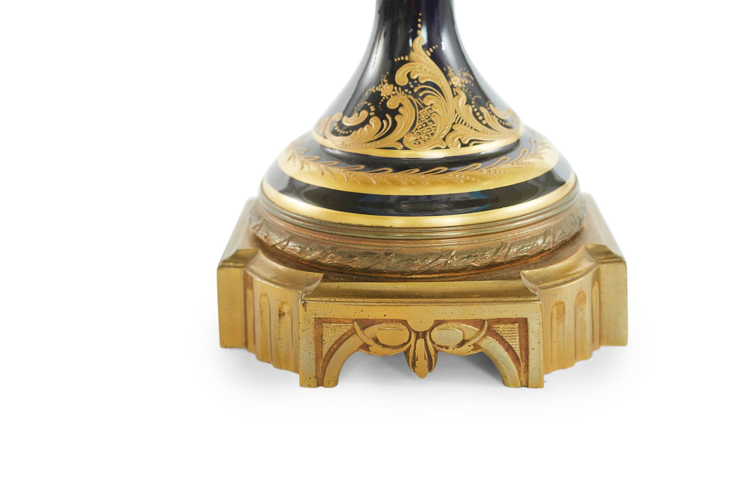 Bronze doré / Centre de table en porcelaine de Sèvres en vente 2