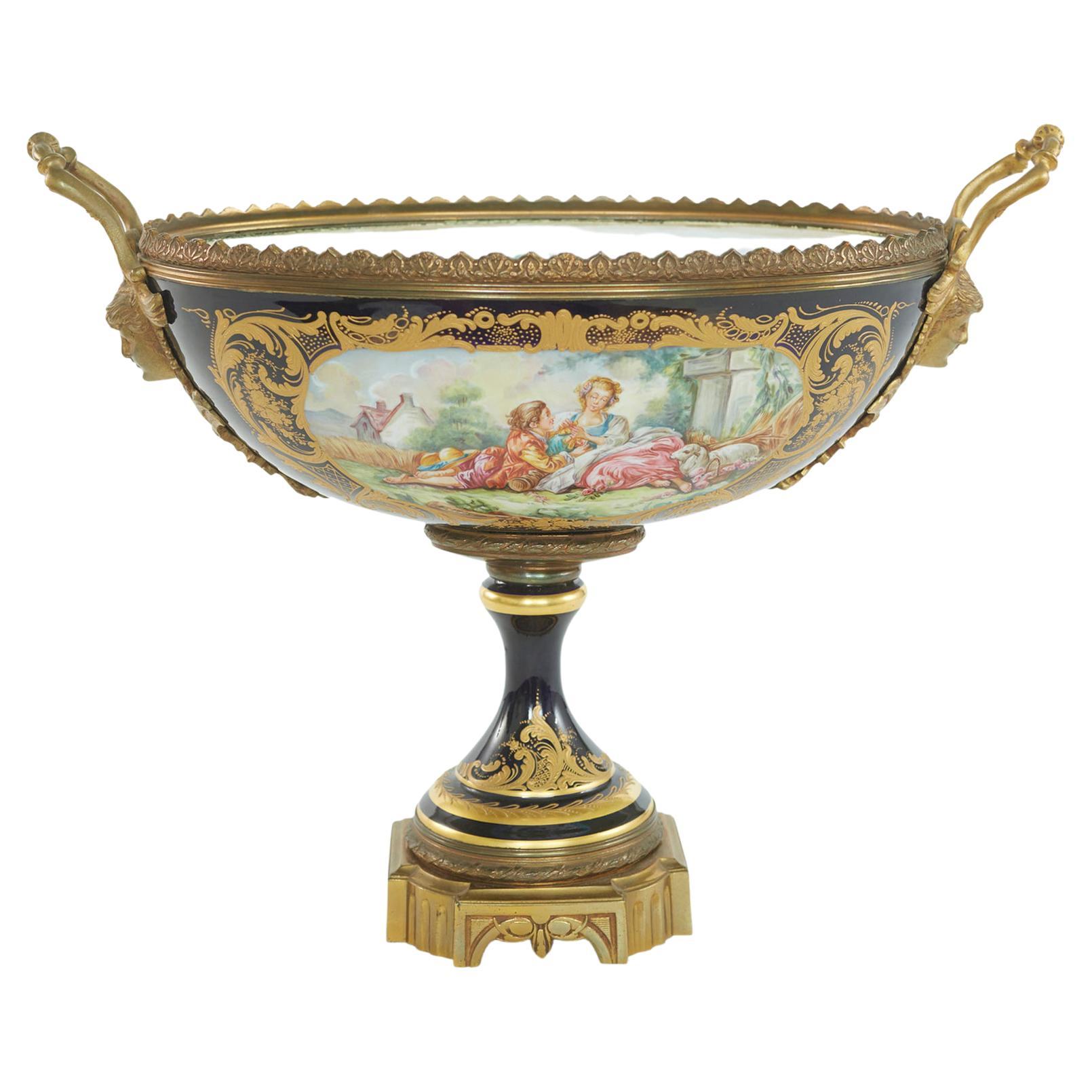 Bronze doré / Centre de table en porcelaine de Sèvres en vente
