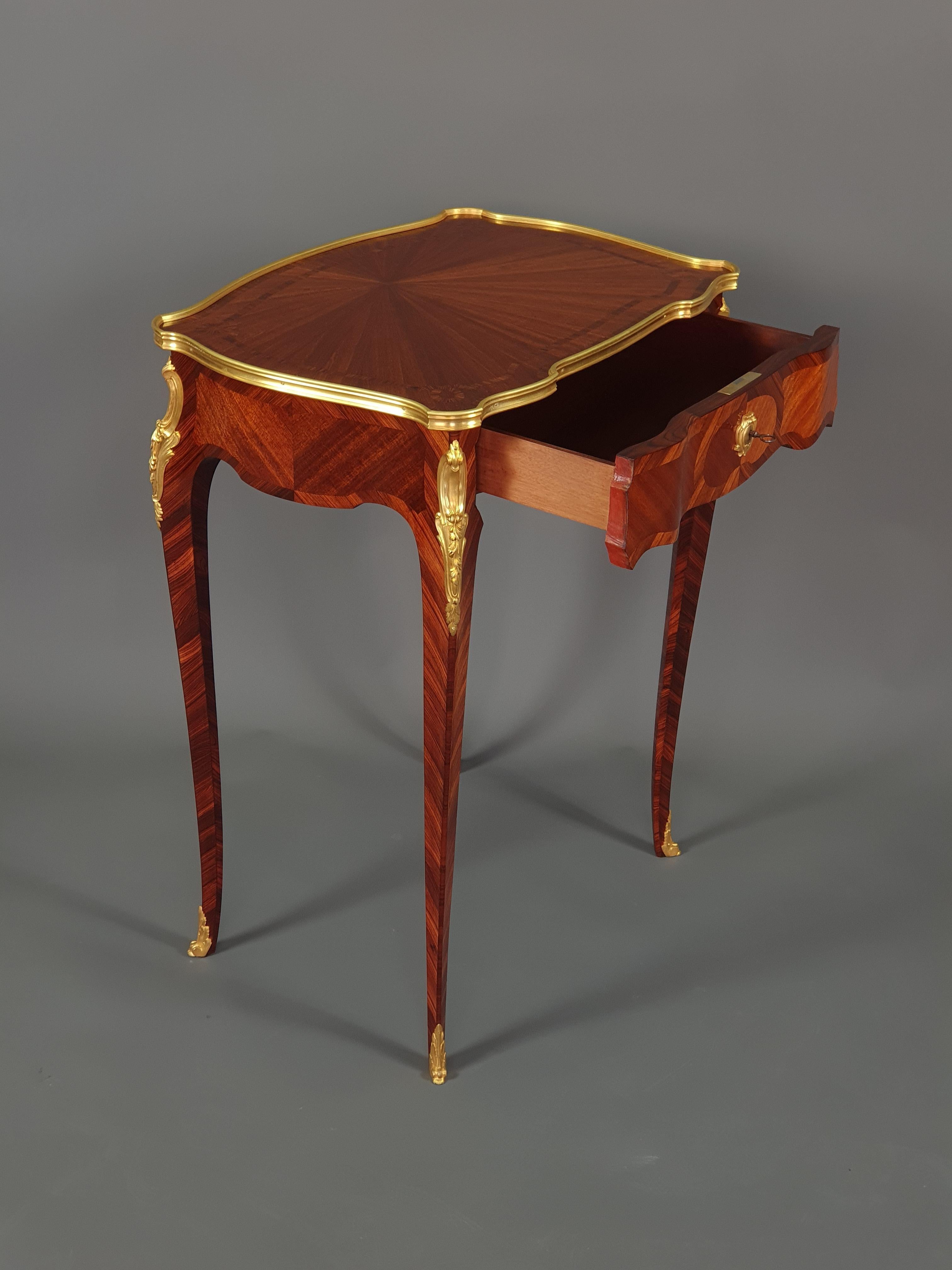 Table d'Appoint en marqueterie montée sur bronze doré dans le style de François Linke en vente 2