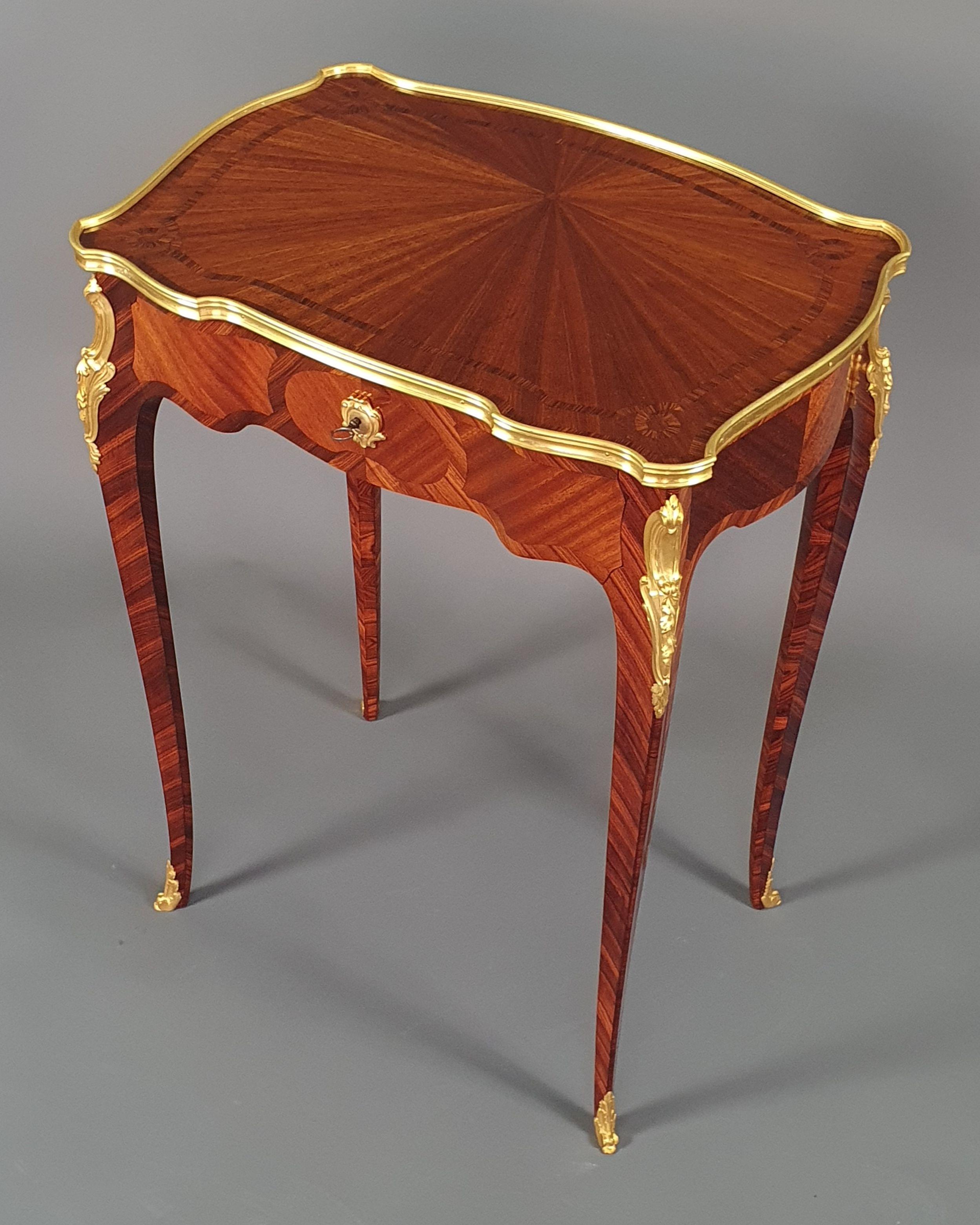 Vergoldete Bronze montiert Table d'Appoint in Intarsien im Stil von François Linke (Louis XV.) im Angebot