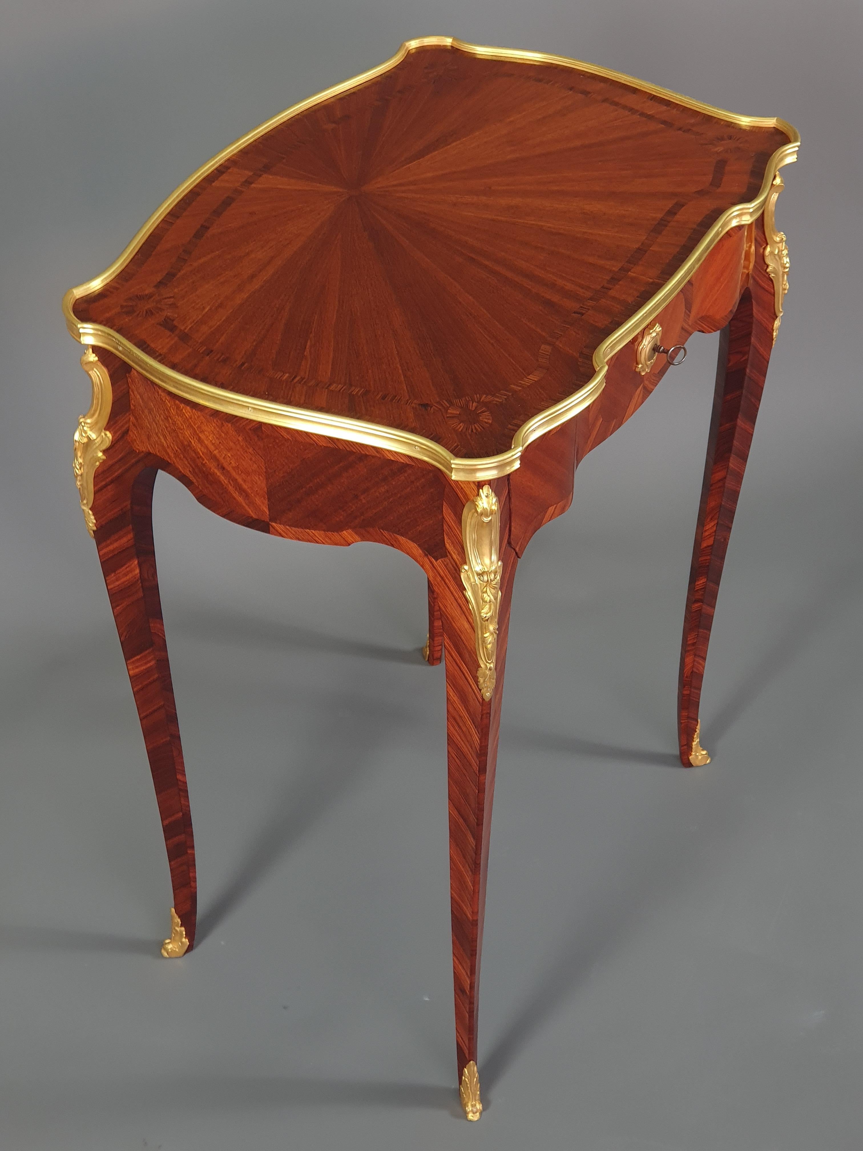 Vergoldete Bronze montiert Table d'Appoint in Intarsien im Stil von François Linke im Zustand „Hervorragend“ im Angebot in BARSAC, FR