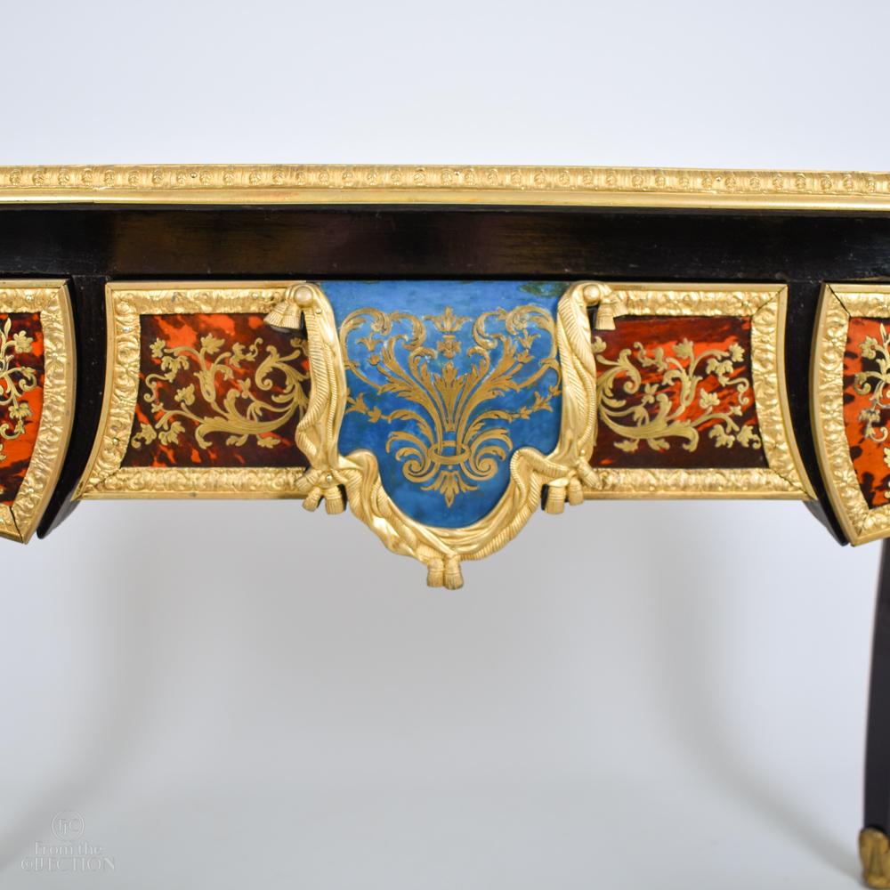 Vergoldeter Bronze-Tisch mit Schildpatt- und Messingintarsien aus Boulle (Französisch) im Angebot