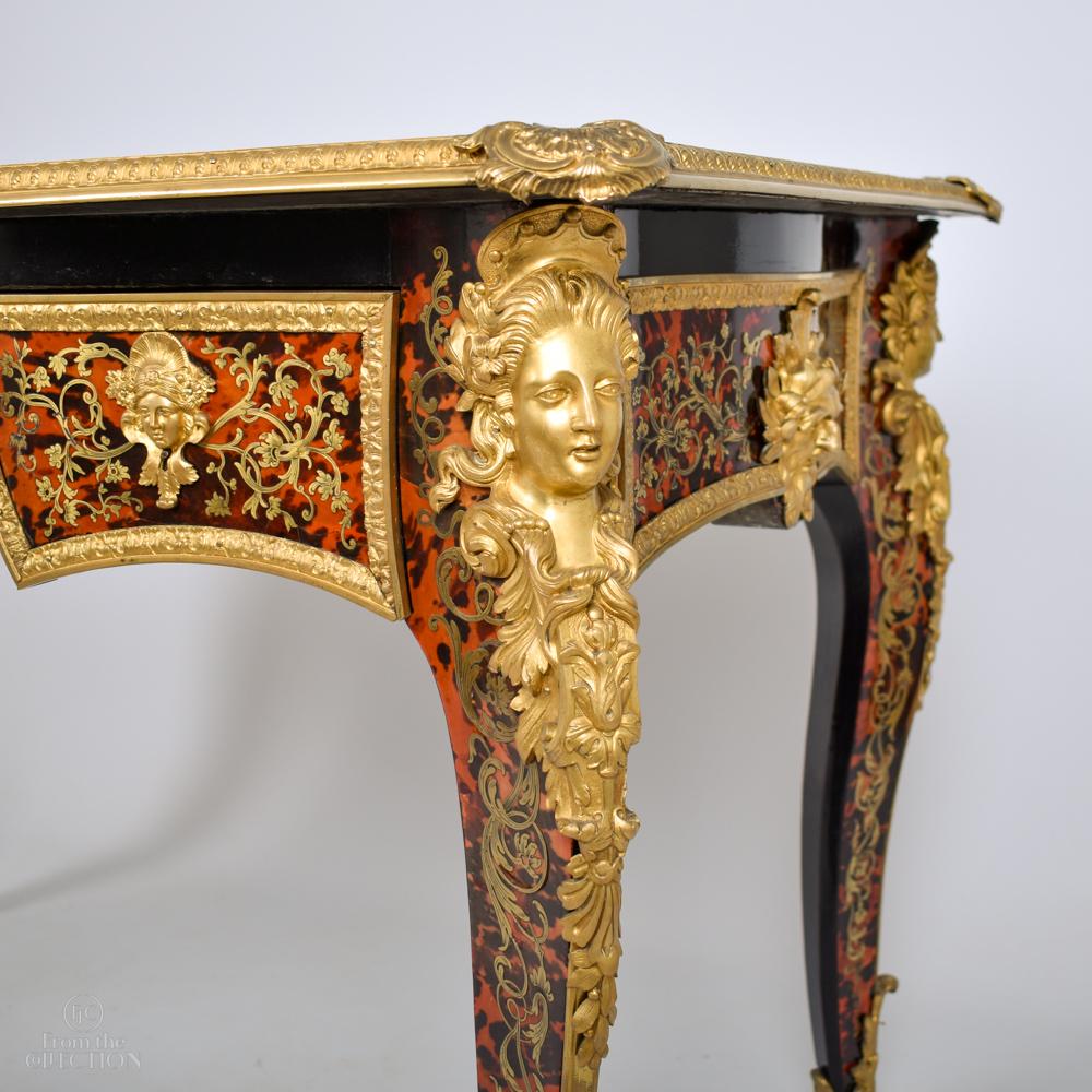 Vergoldeter Bronze-Tisch mit Schildpatt- und Messingintarsien aus Boulle (19. Jahrhundert) im Angebot
