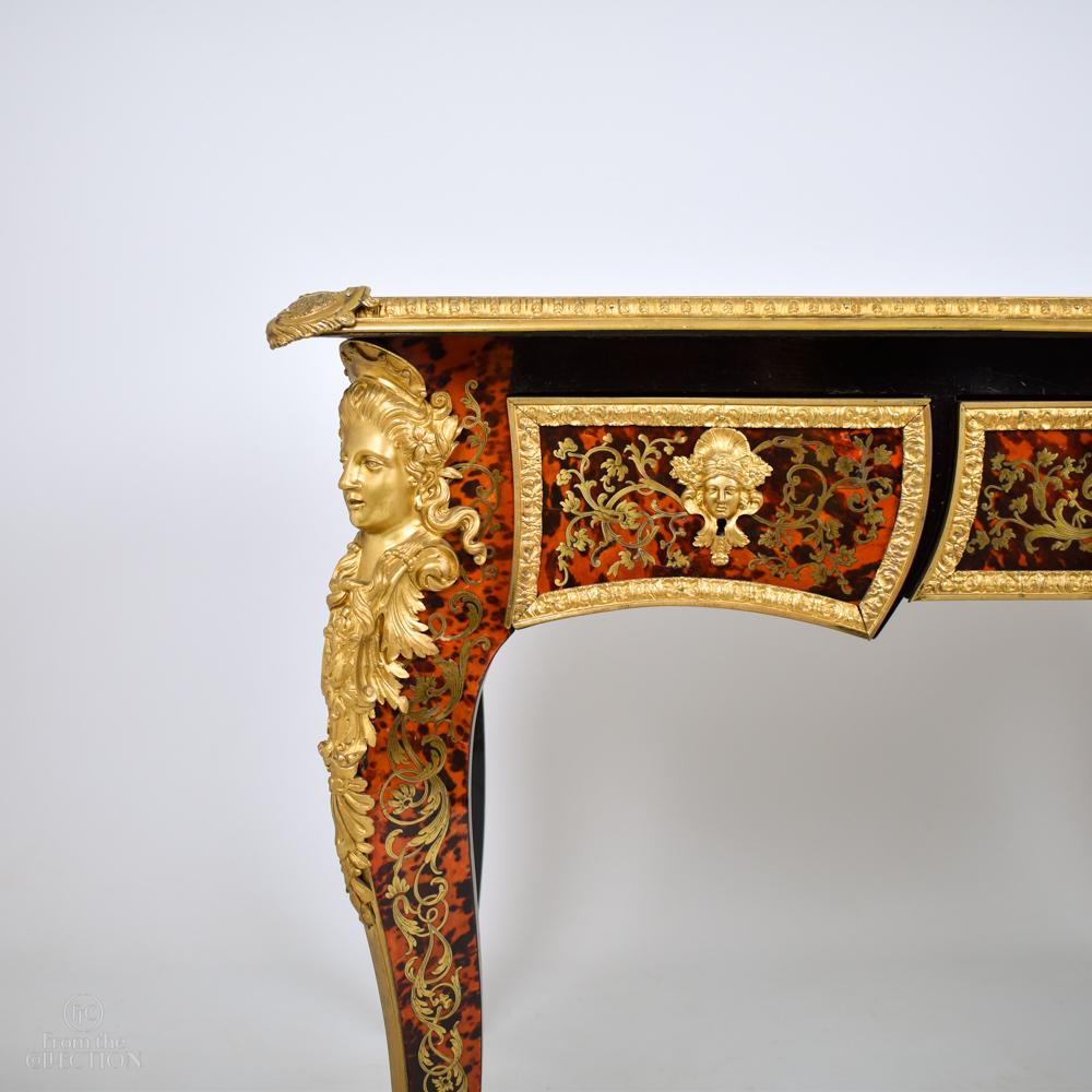 Vergoldeter Bronze-Tisch mit Schildpatt- und Messingintarsien aus Boulle im Angebot 1