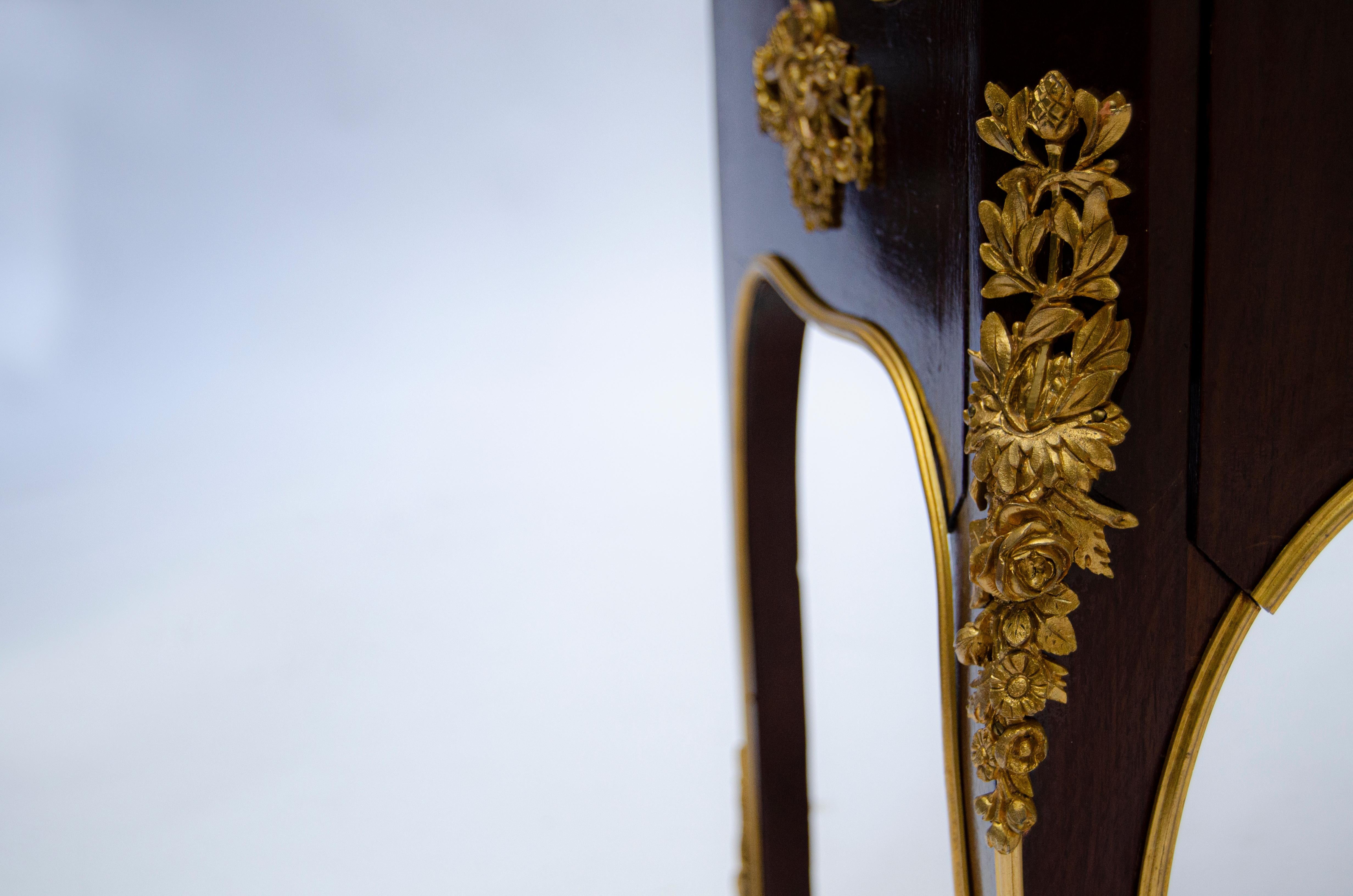 Louis XV Vitrine montée en bronze doré par Franois Linke en vente