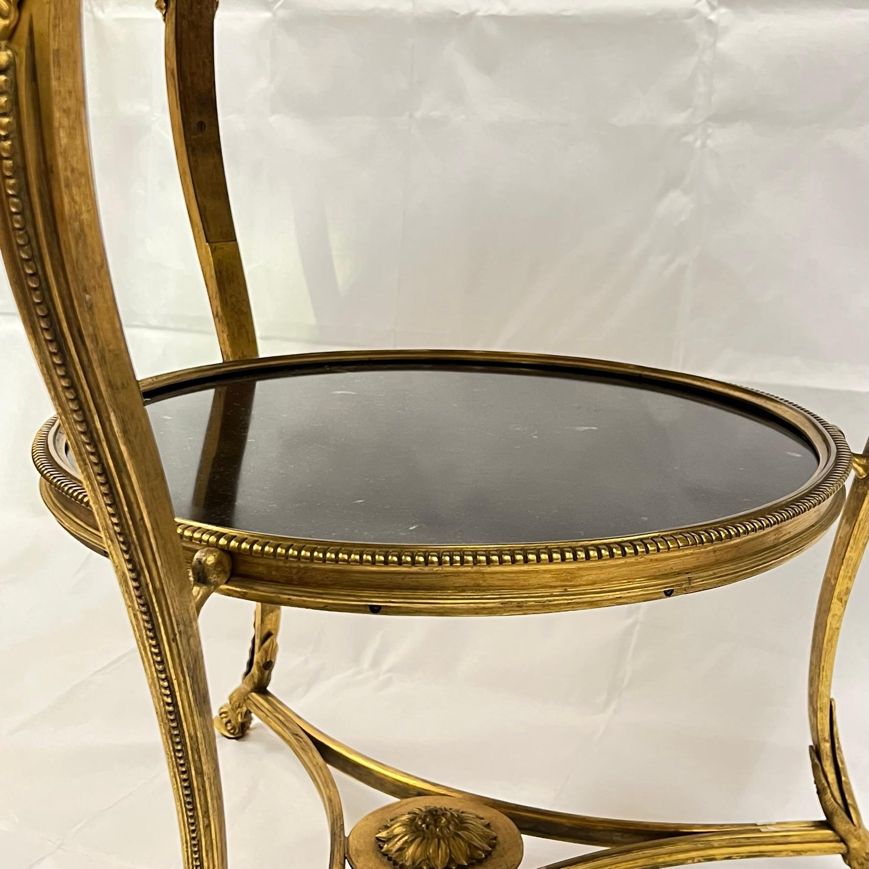 Neoklassizistischer Gueridon-Tisch aus vergoldeter Bronze mit anthrazitfarbener Marmorplatte im Angebot 4