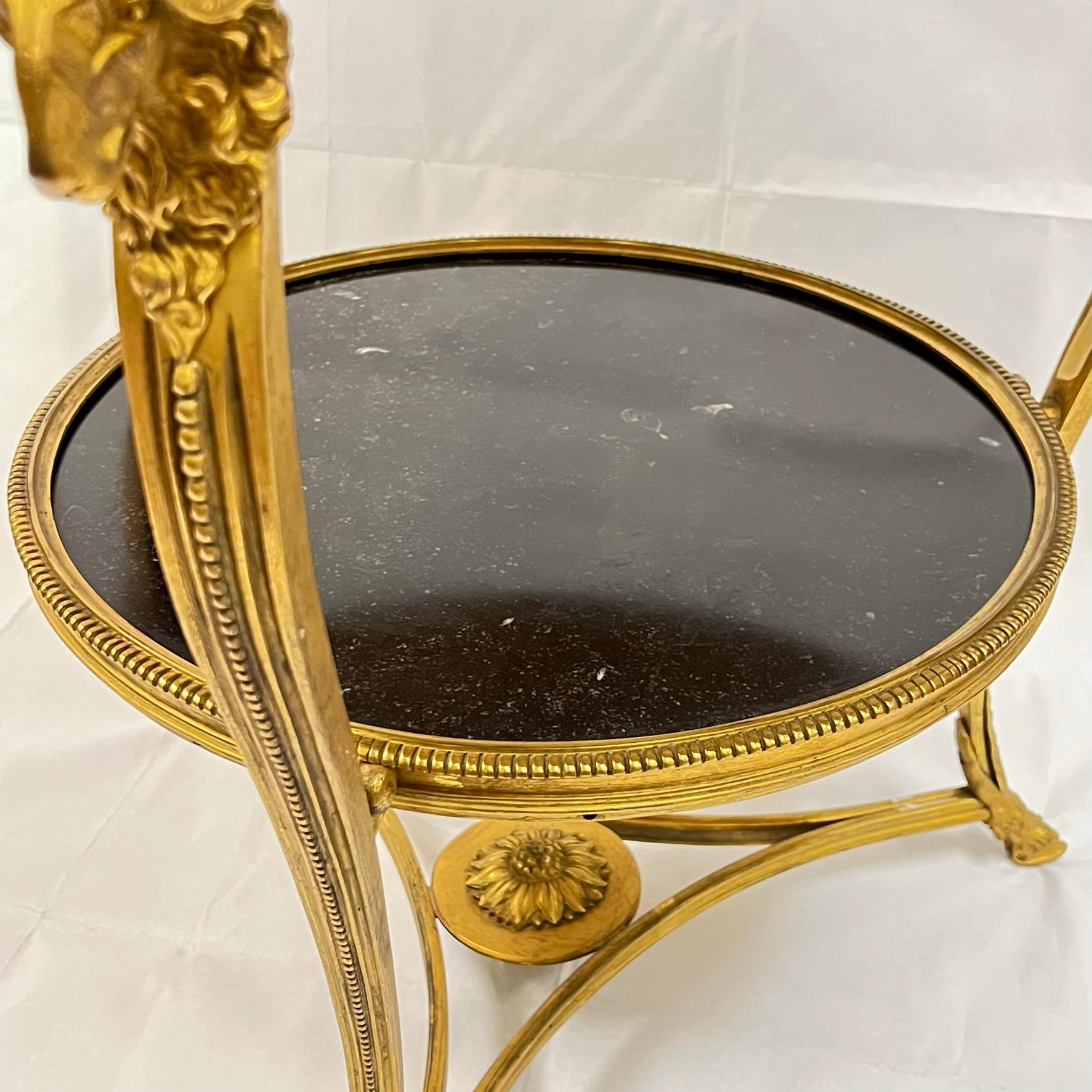 Neoklassizistischer Gueridon-Tisch aus vergoldeter Bronze mit anthrazitfarbener Marmorplatte im Angebot 5