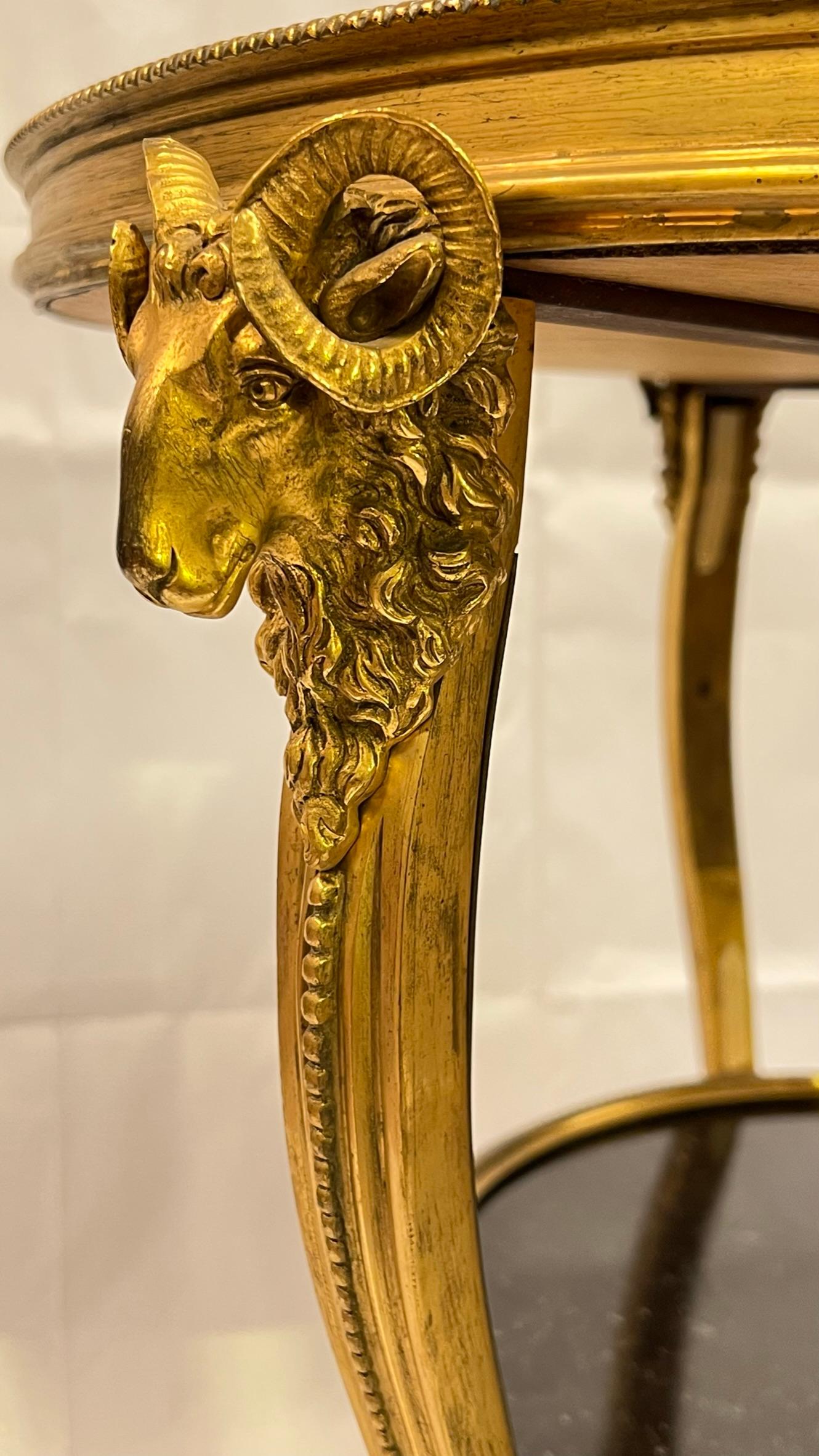 Neoklassizistischer Gueridon-Tisch aus vergoldeter Bronze mit anthrazitfarbener Marmorplatte im Angebot 7