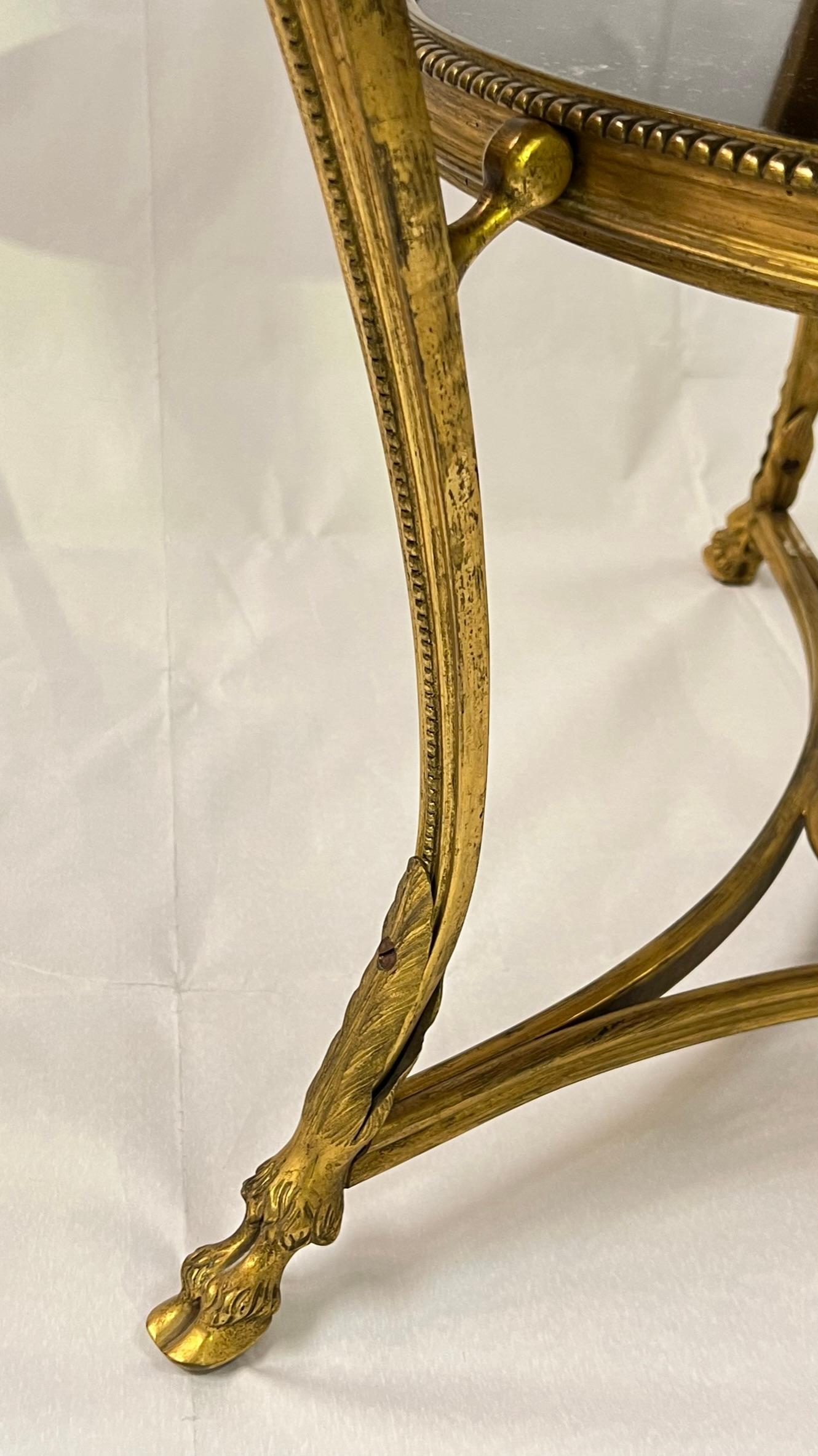 Neoklassizistischer Gueridon-Tisch aus vergoldeter Bronze mit anthrazitfarbener Marmorplatte im Angebot 8