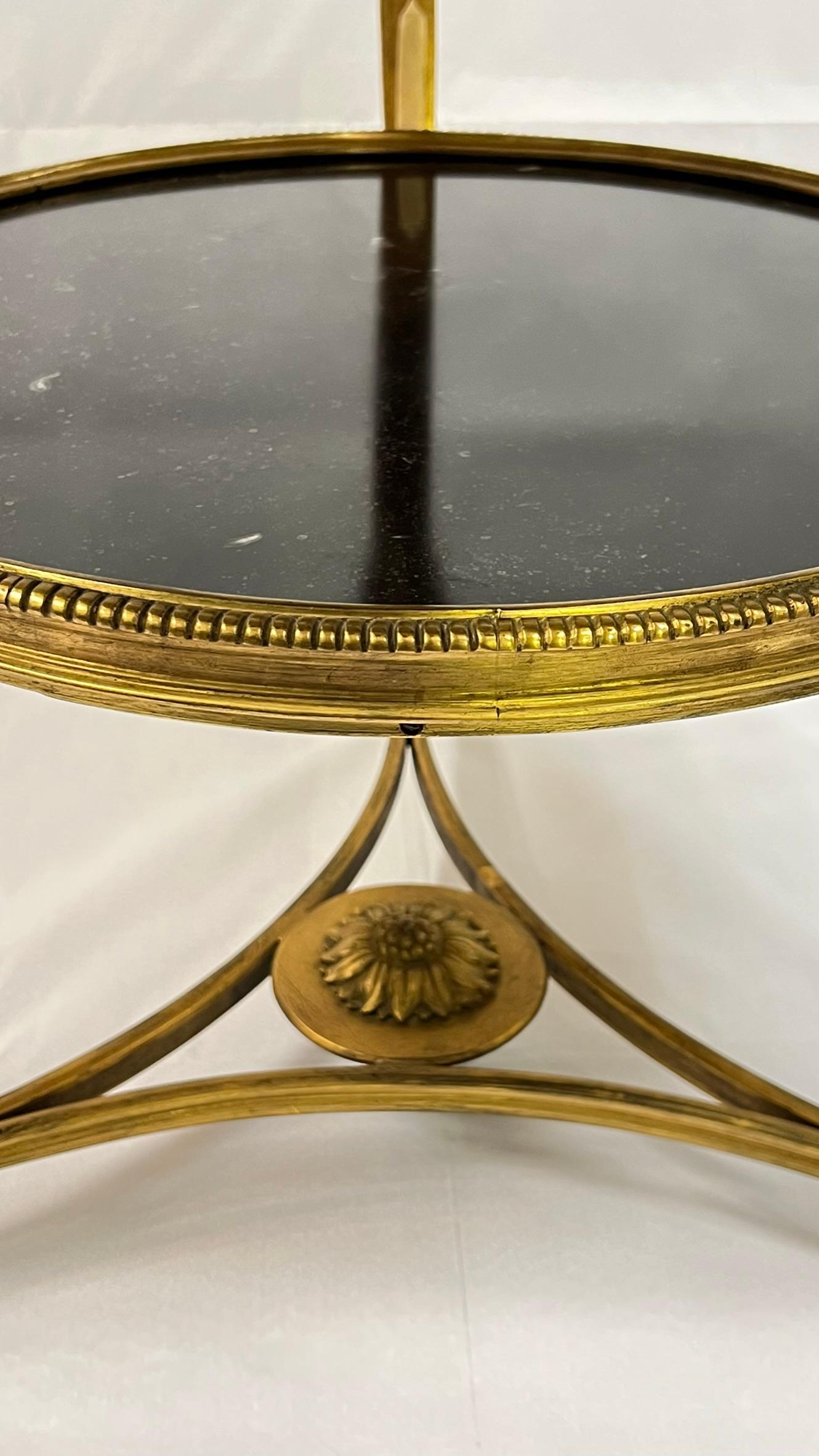Neoklassizistischer Gueridon-Tisch aus vergoldeter Bronze mit anthrazitfarbener Marmorplatte im Angebot 9