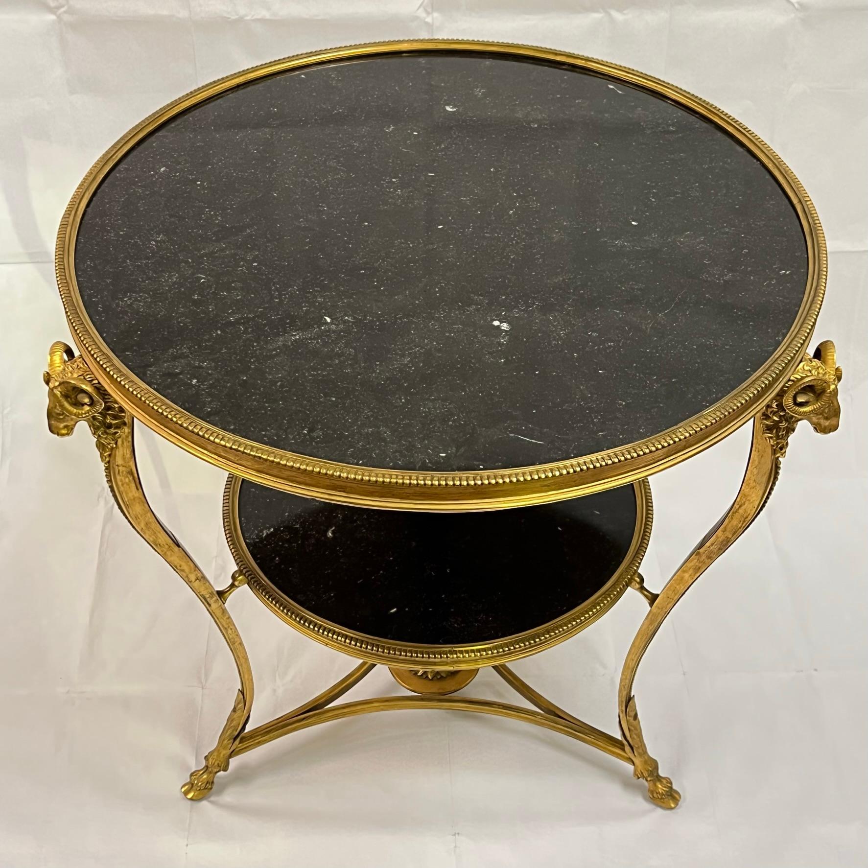 Neoklassizistischer Gueridon-Tisch aus vergoldeter Bronze mit anthrazitfarbener Marmorplatte (Neoklassisch) im Angebot