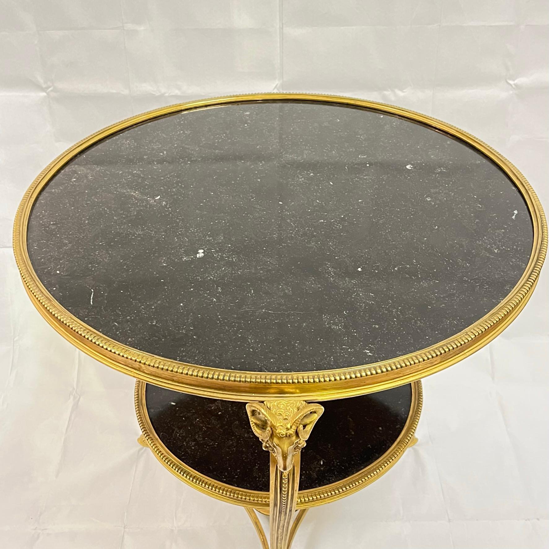 Neoklassizistischer Gueridon-Tisch aus vergoldeter Bronze mit anthrazitfarbener Marmorplatte (Vergoldet) im Angebot