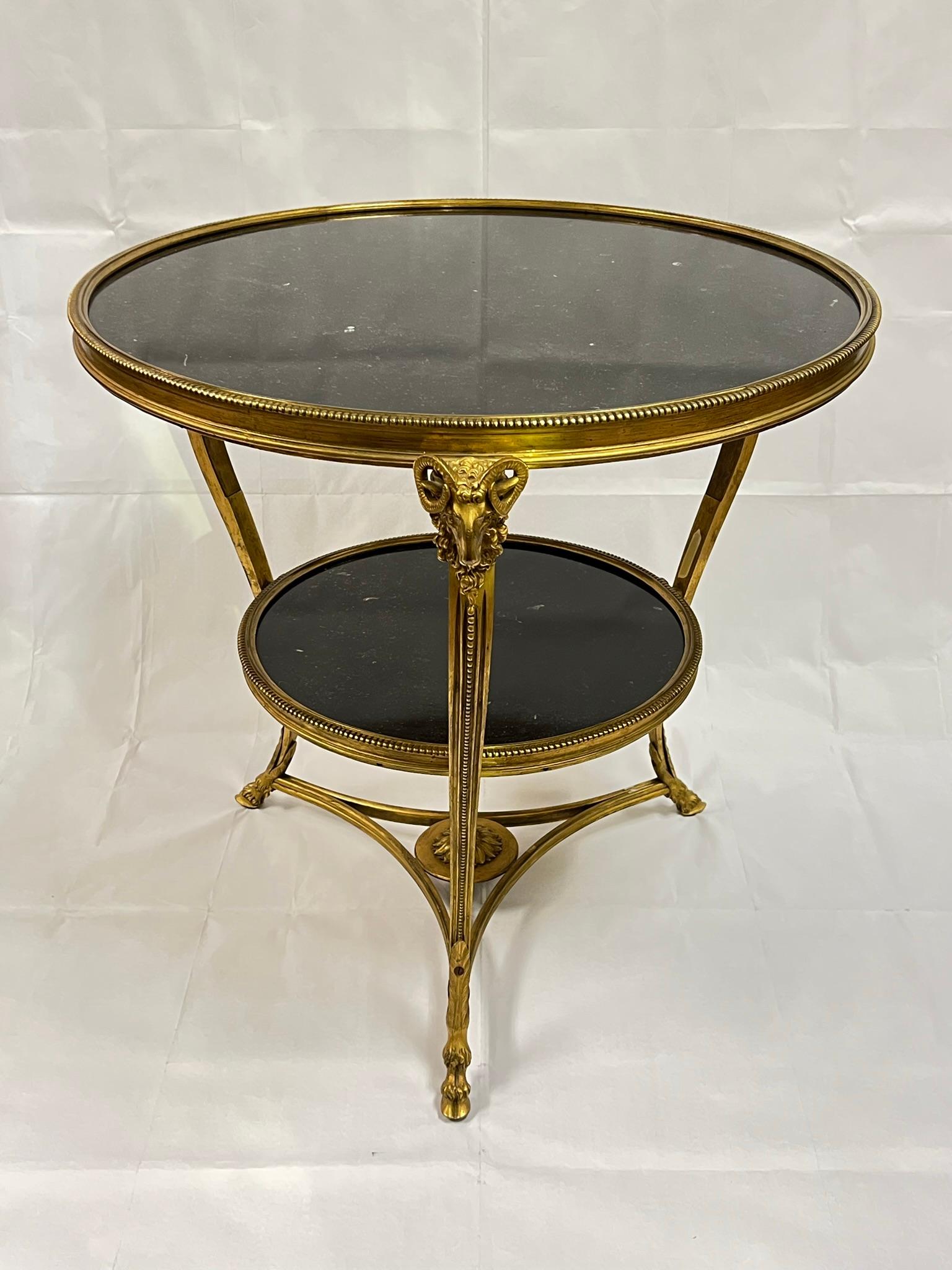 Neoklassizistischer Gueridon-Tisch aus vergoldeter Bronze mit anthrazitfarbener Marmorplatte im Zustand „Gut“ im Angebot in New York, NY