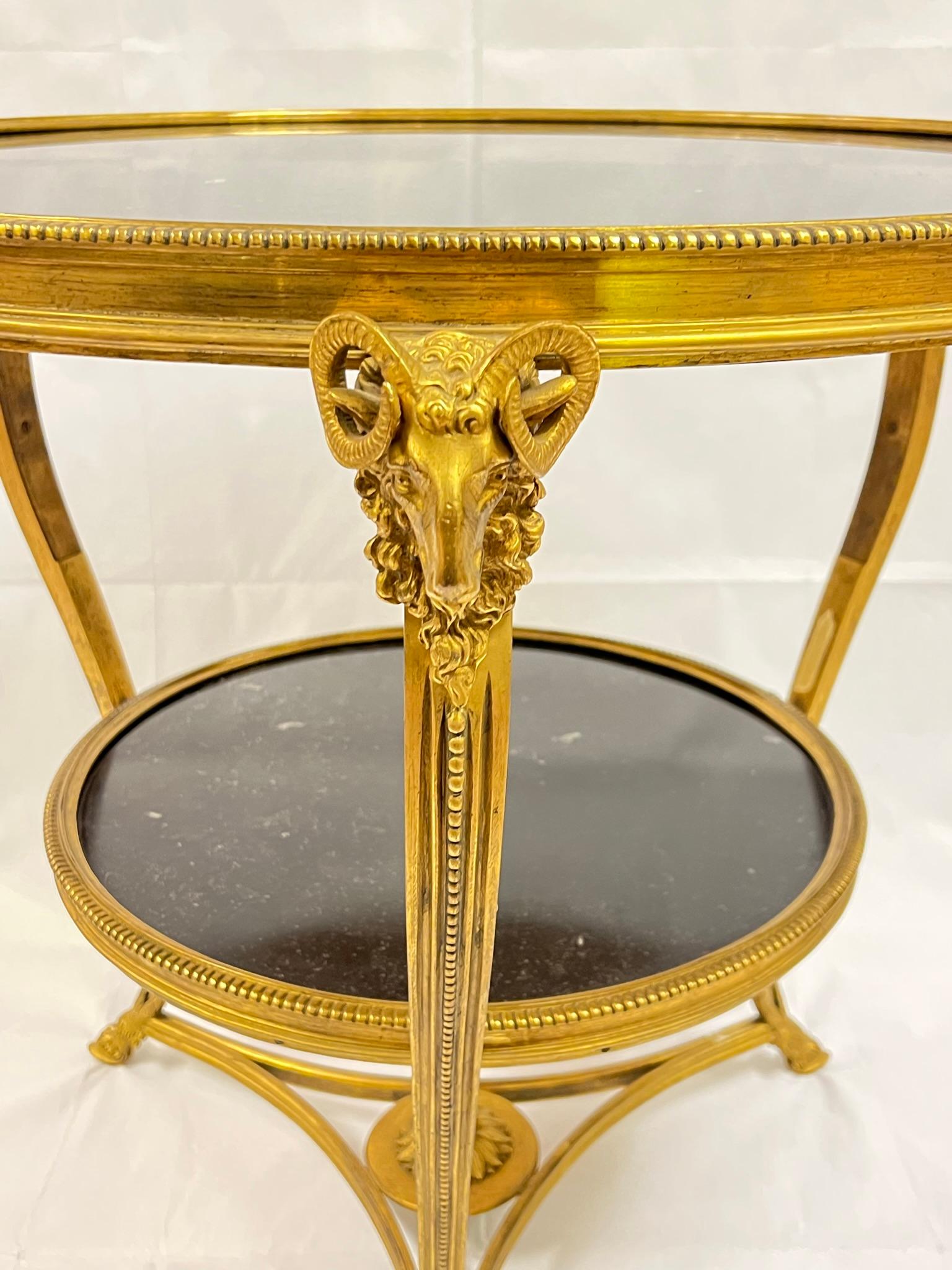 Neoklassizistischer Gueridon-Tisch aus vergoldeter Bronze mit anthrazitfarbener Marmorplatte (20. Jahrhundert) im Angebot