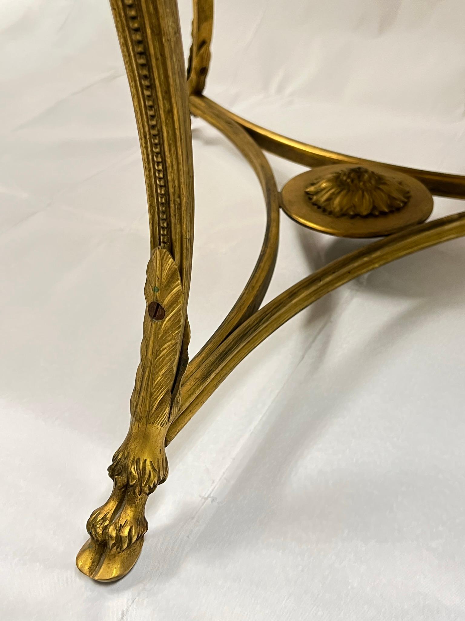 Neoklassizistischer Gueridon-Tisch aus vergoldeter Bronze mit anthrazitfarbener Marmorplatte im Angebot 1