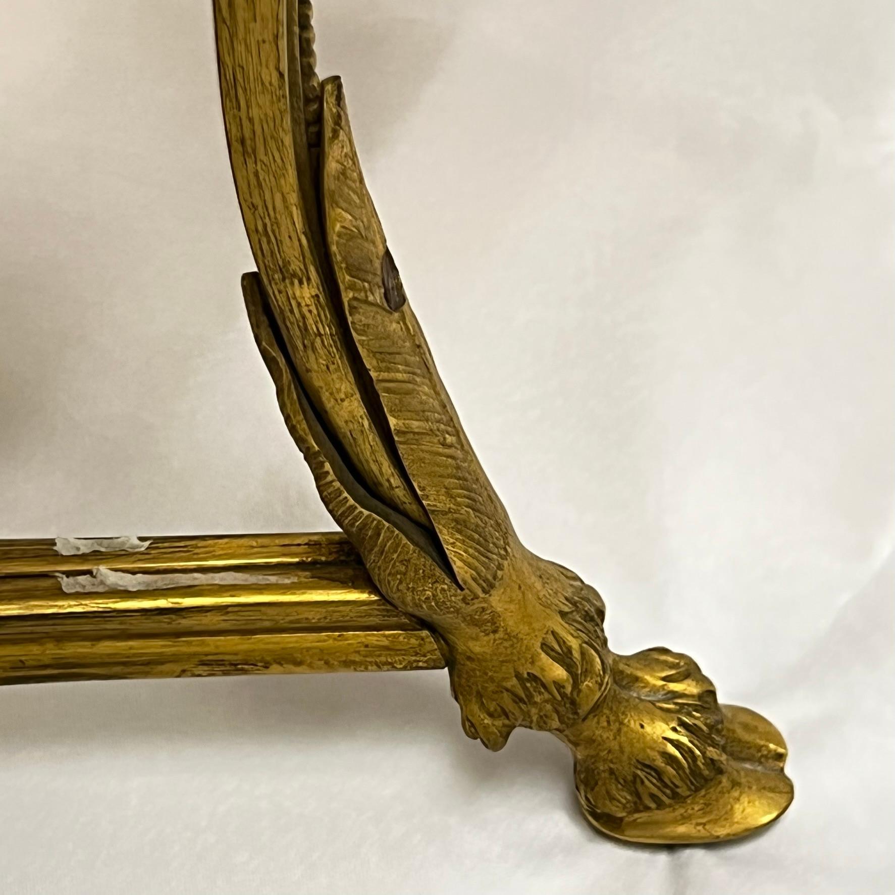 Neoklassizistischer Gueridon-Tisch aus vergoldeter Bronze mit anthrazitfarbener Marmorplatte im Angebot 3