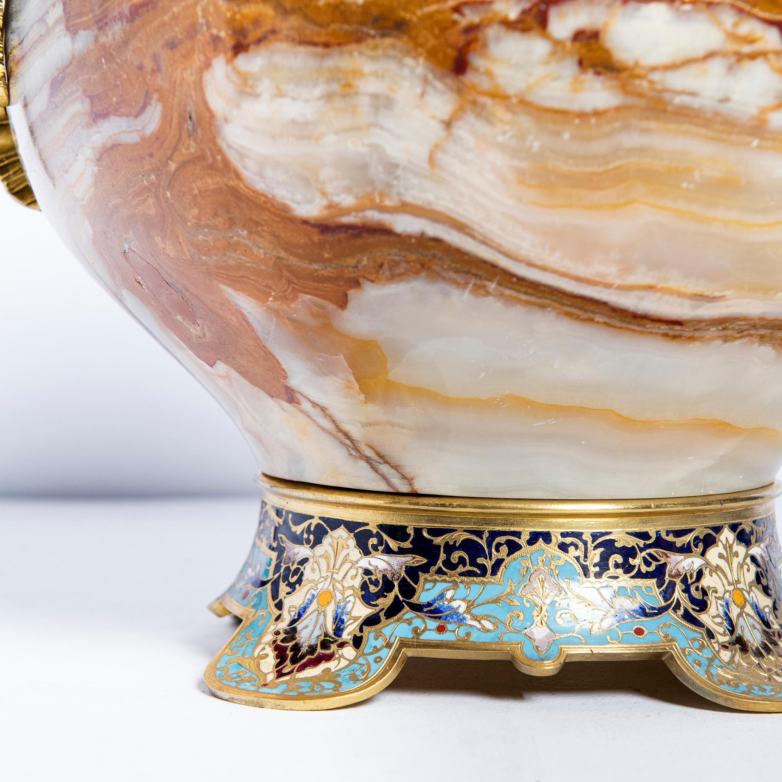 Francese Centrotavola in bronzo dorato, onice e smalto cloisonné, Francia, fine XIX secolo in vendita