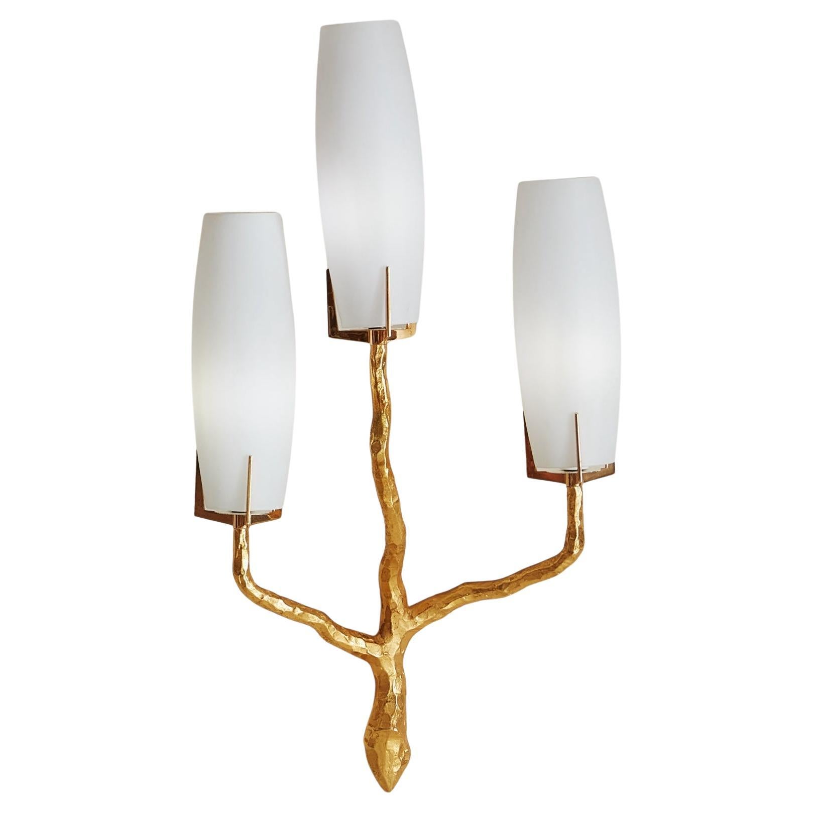 Applique en bronze doré et verre opalin de la Maison Arlus, France, années 1960
