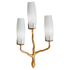 Applique en bronze doré et verre opalin de la Maison Arlus, France, années 1960