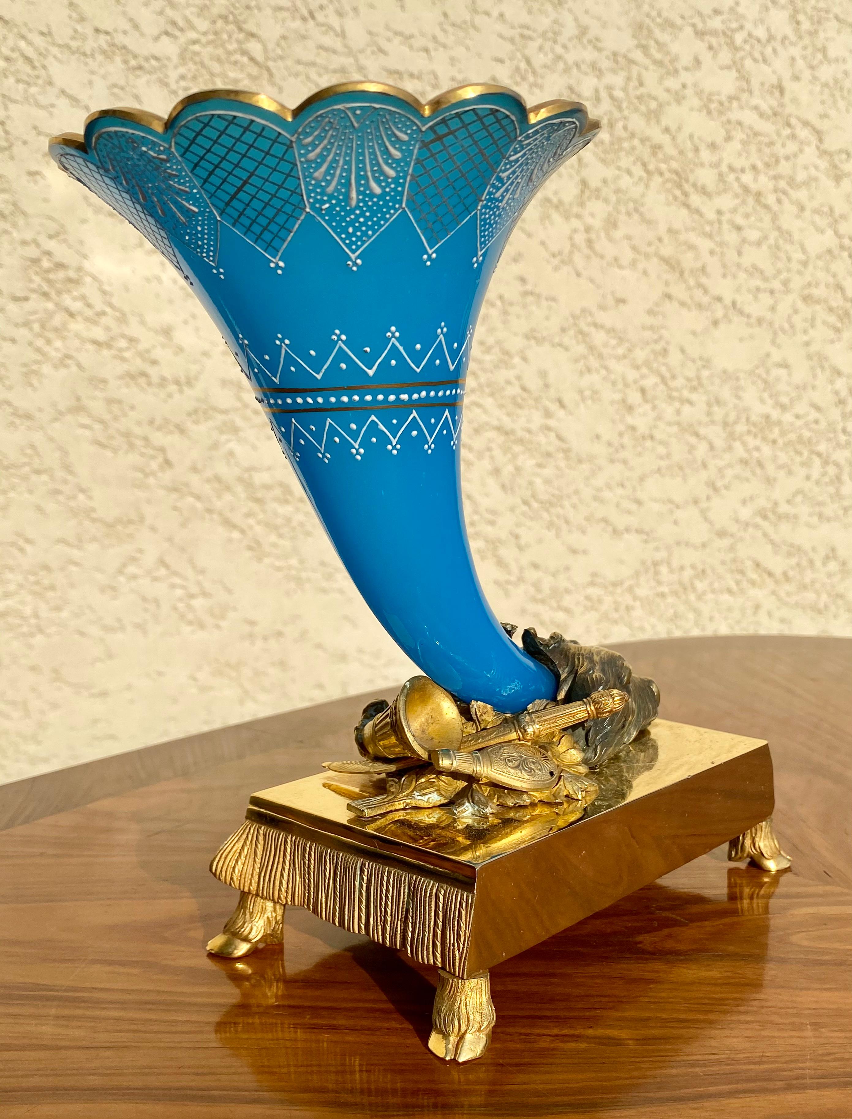 Scultura in bronzo dorato e opalino, Caccia, XIX secolo in vendita 1