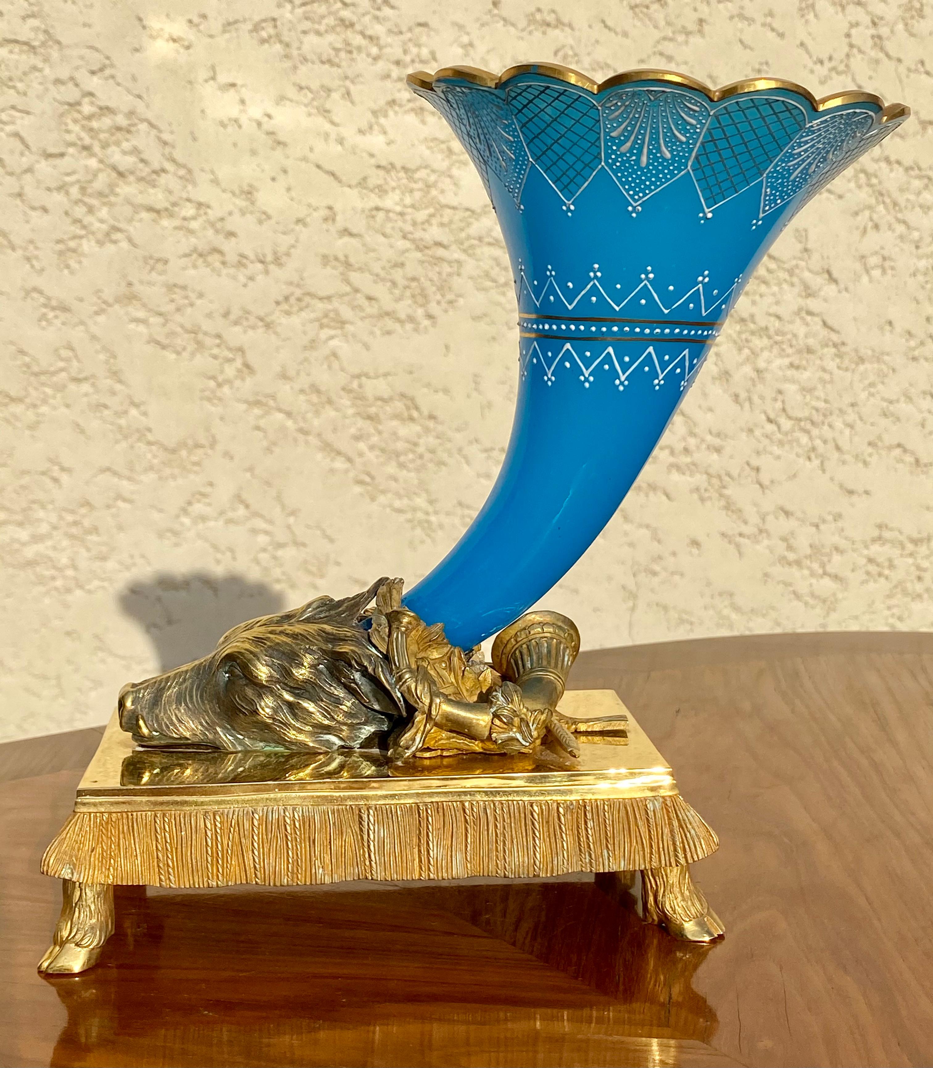 Scultura in bronzo dorato e opalino, Caccia, XIX secolo in vendita 3