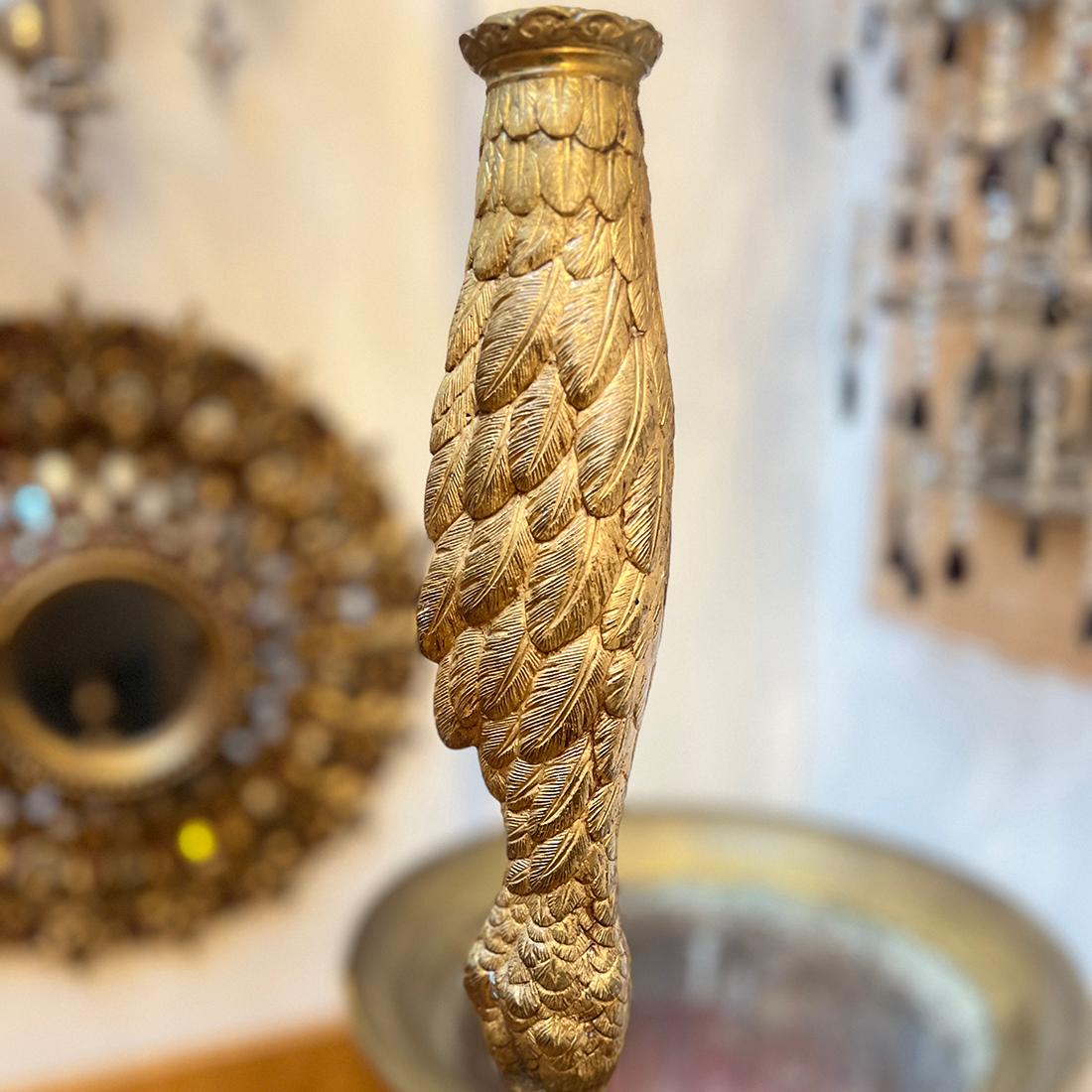 Una lampada da terra o candeliere a gamba di struzzo in bronzo dorato francese del 1920 circa.

Misure:
Altezza 32.5
Diametro 12