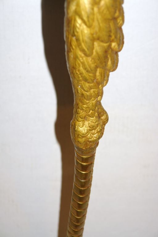 Vergoldete Bronze Straußenbein Kerzenleuchter. (20. Jahrhundert) im Angebot