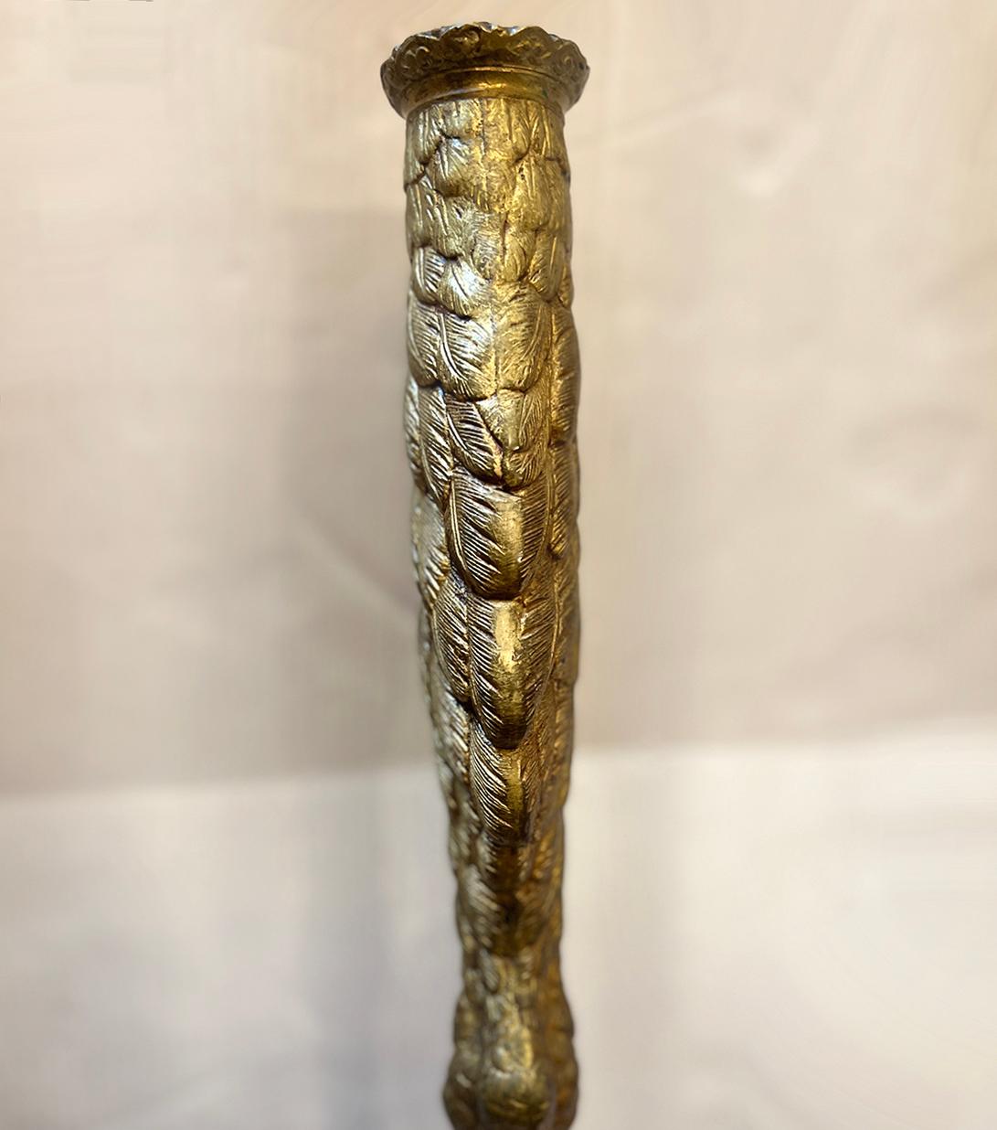 Candeliere a gamba di struzzo in bronzo dorato. In condizioni buone in vendita a New York, NY
