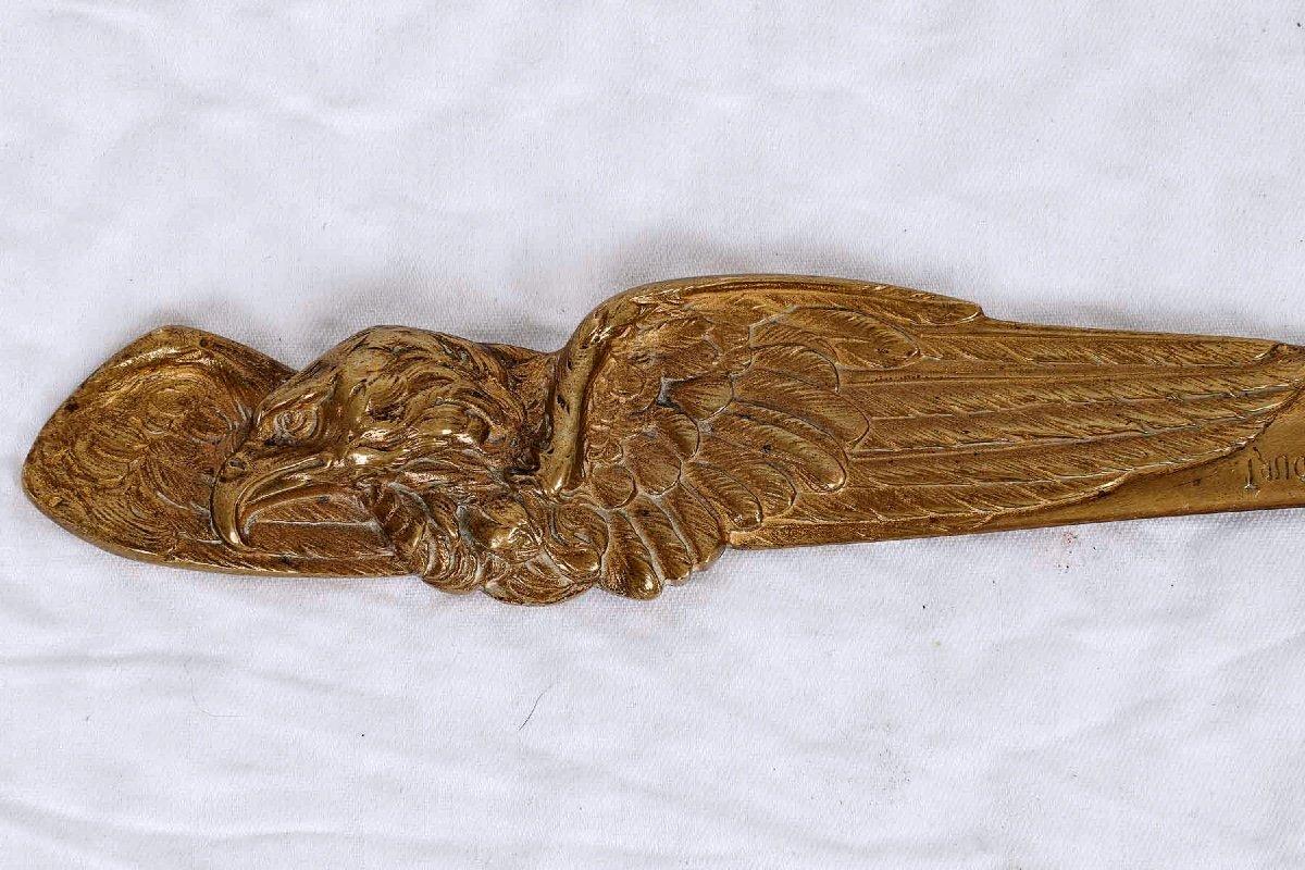 Vergoldeter Bronze-Pappbecher, der einen Adler mit ausgebreiteten Flügeln zeigt.

Maurice Frécourt begann seine Arbeit im Jahr 1890, ein Datum, das oft fälschlicherweise als sein Geburtsdatum angegeben wird. 
Seine Jugend und sein Enthusiasmus