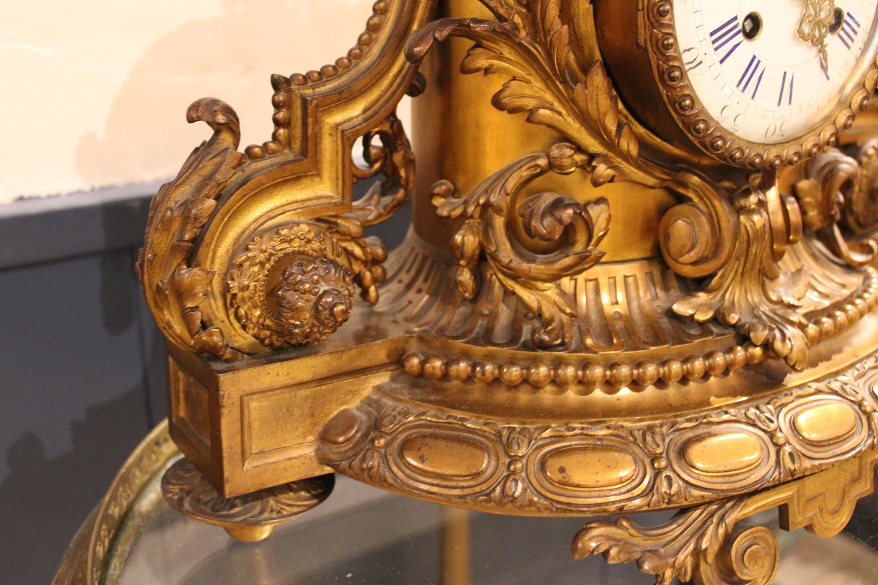 Pendule en bronze doré, France, 19e siècle en vente 6