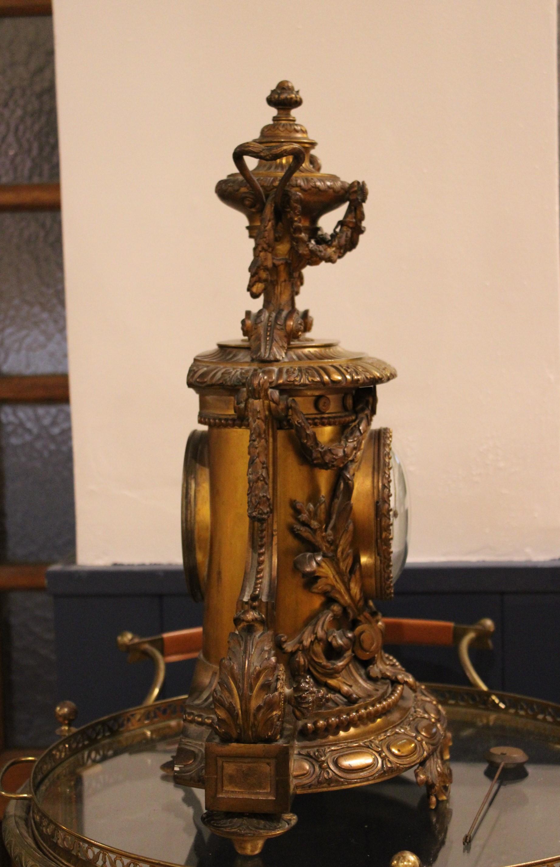 Pendule en bronze doré, France, 19e siècle en vente 8