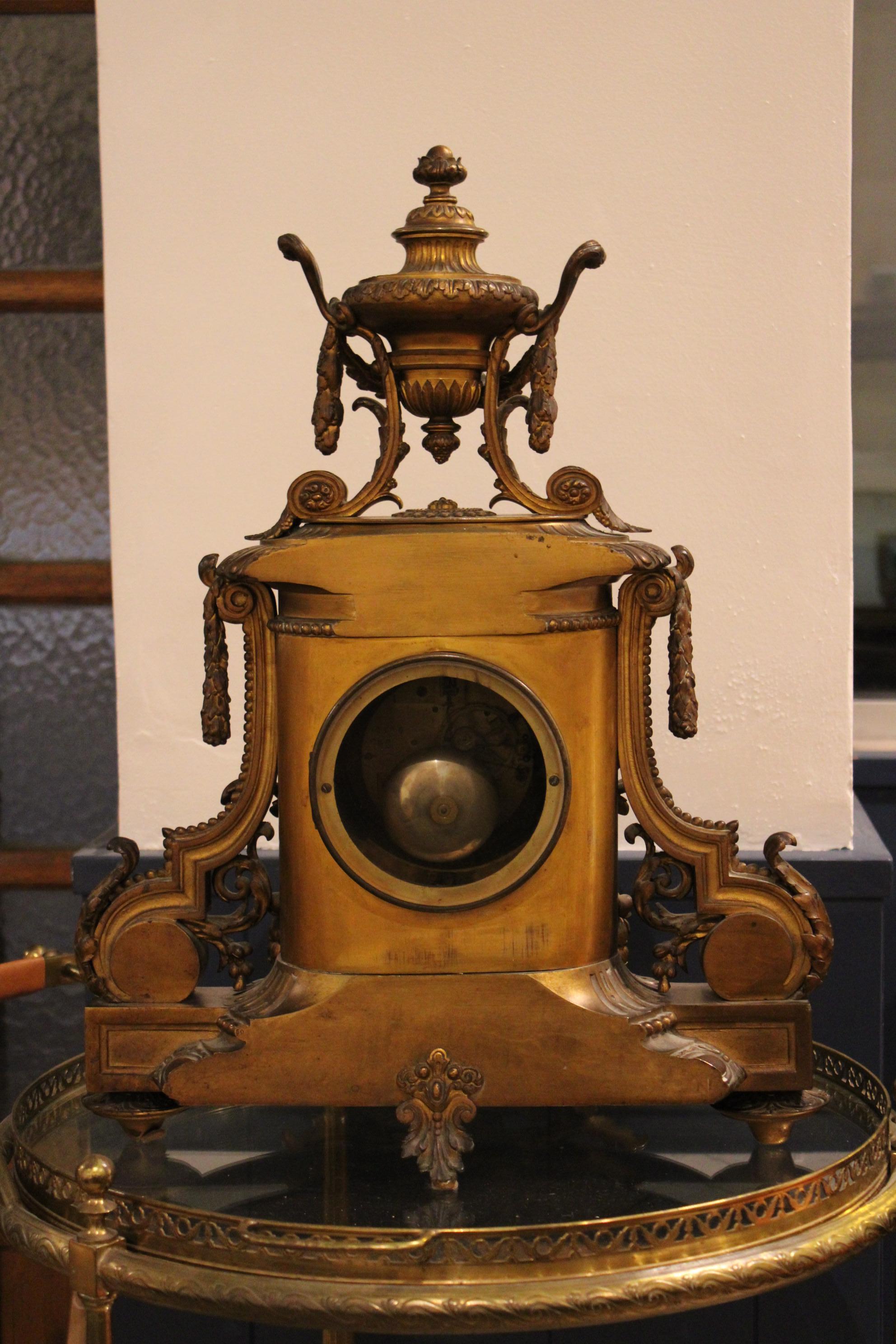 Pendule en bronze doré, France, 19e siècle en vente 9
