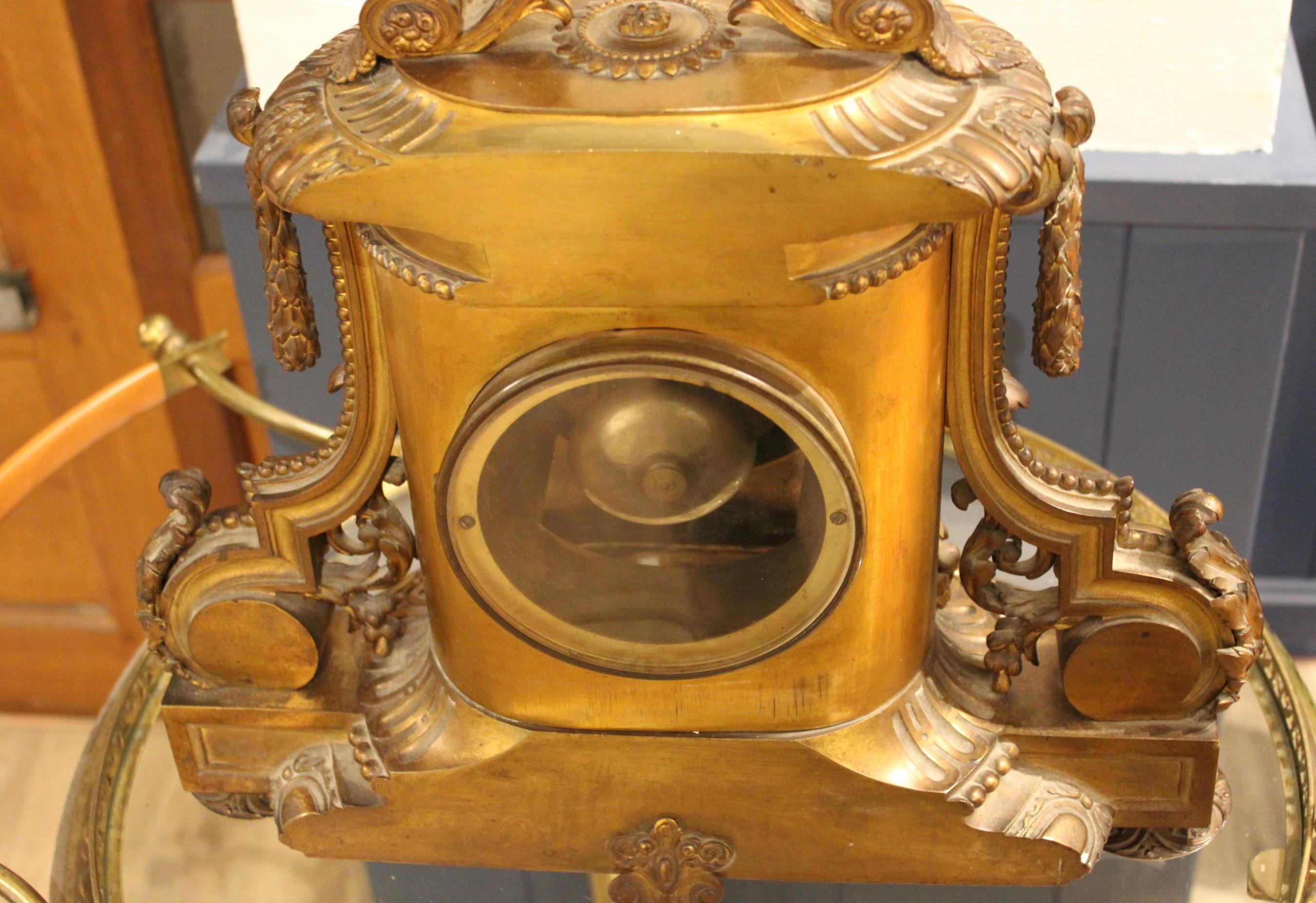 Pendule en bronze doré, France, 19e siècle en vente 12