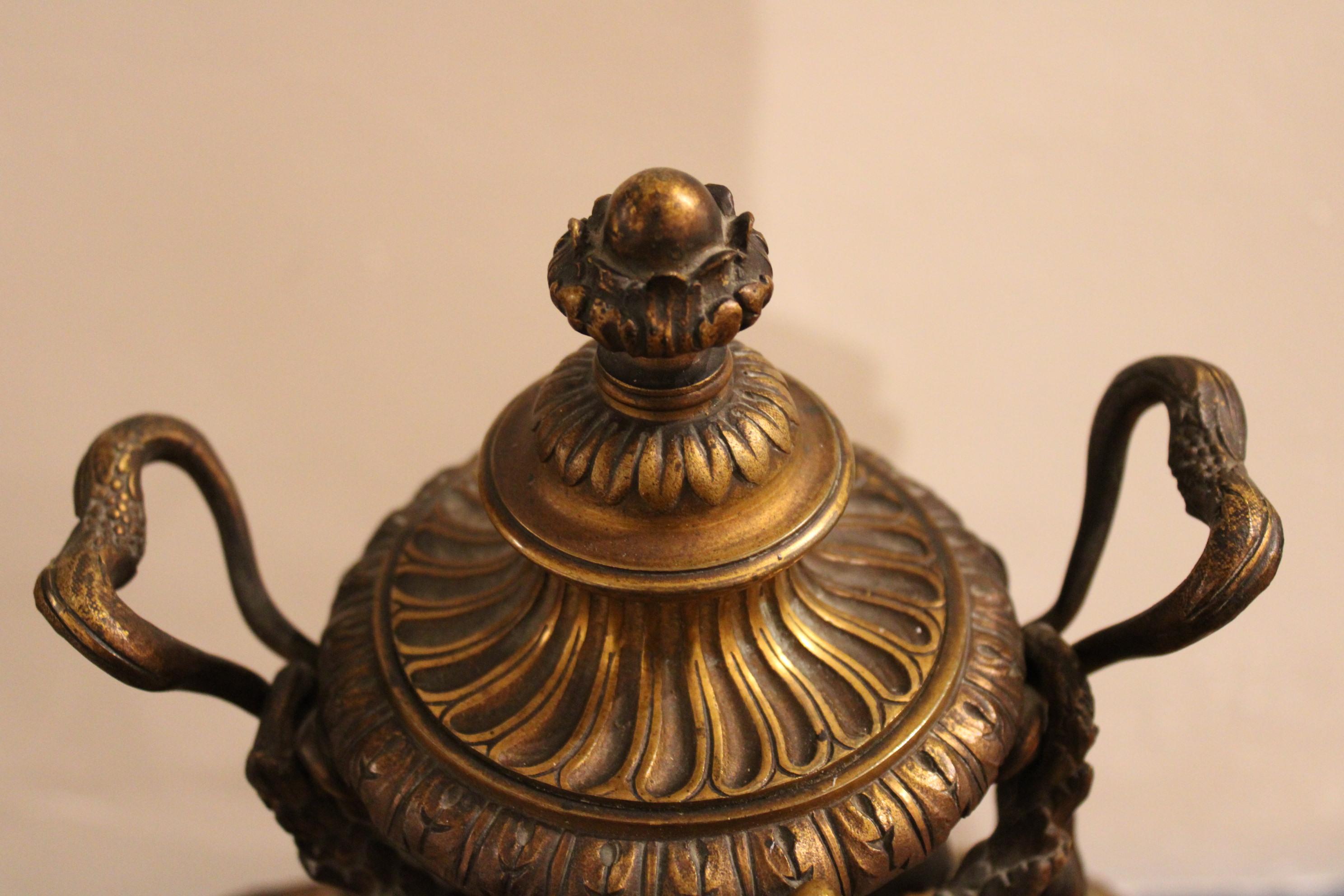 Pendule en bronze doré, France, 19e siècle Bon état - En vente à Paris, FR