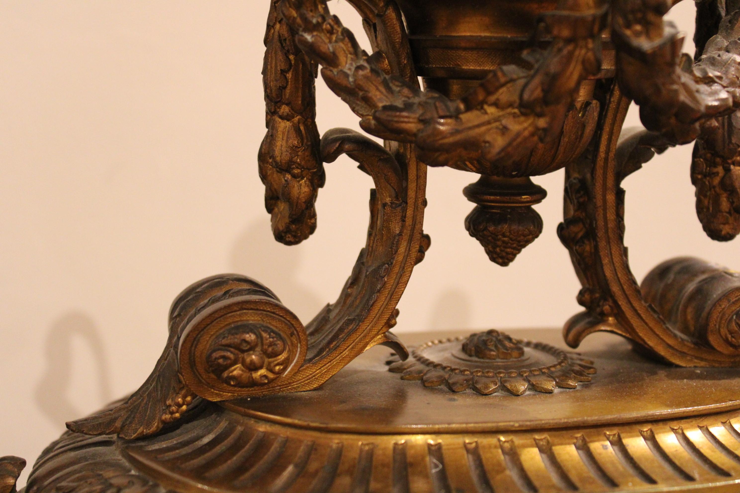 XIXe siècle Pendule en bronze doré, France, 19e siècle en vente