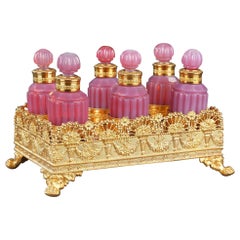 Scatola per profumi in bronzo dorato con boccette opaline "gorge de pigeon" primo Ottocento