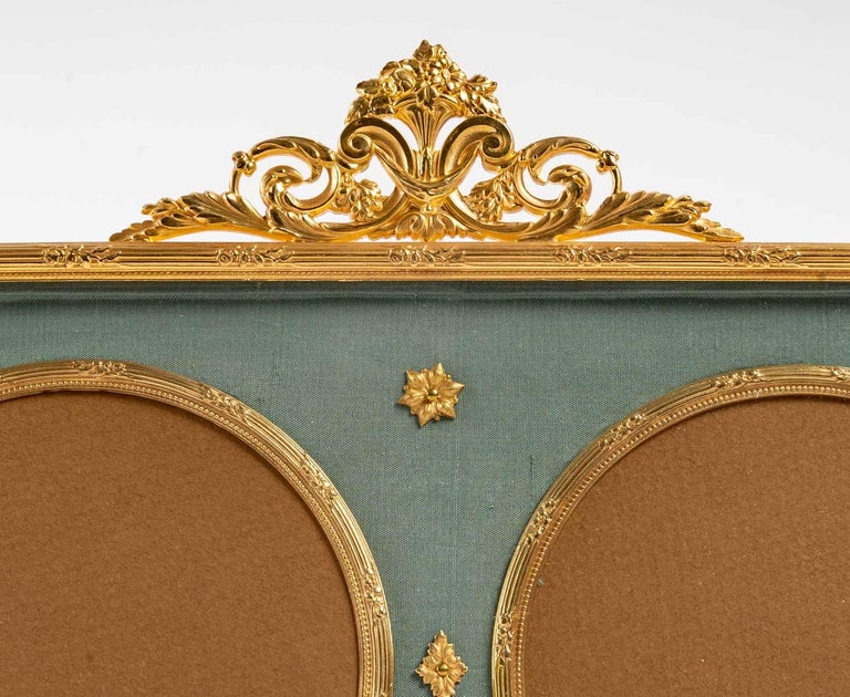 Gilt bronze and pale green fabric photo frame for 2 photos, Louis XVI style, Napoleon III period, 19th century.
H: 18.5 cm, W: 27.5 cm, D: 1.5 cm
ref 3027
