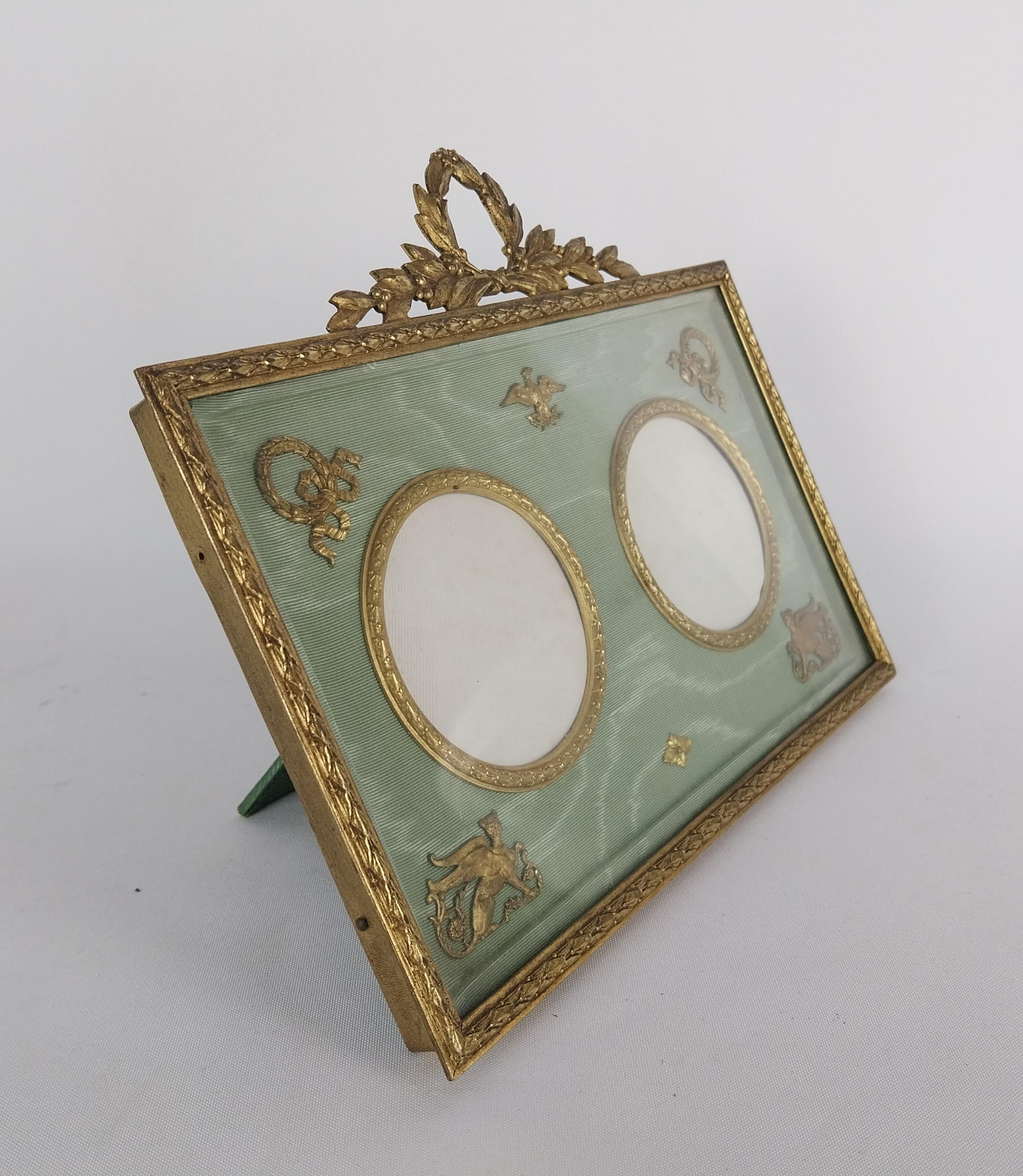 Marco de fotos de bronce dorado francés Luis XVI en venta