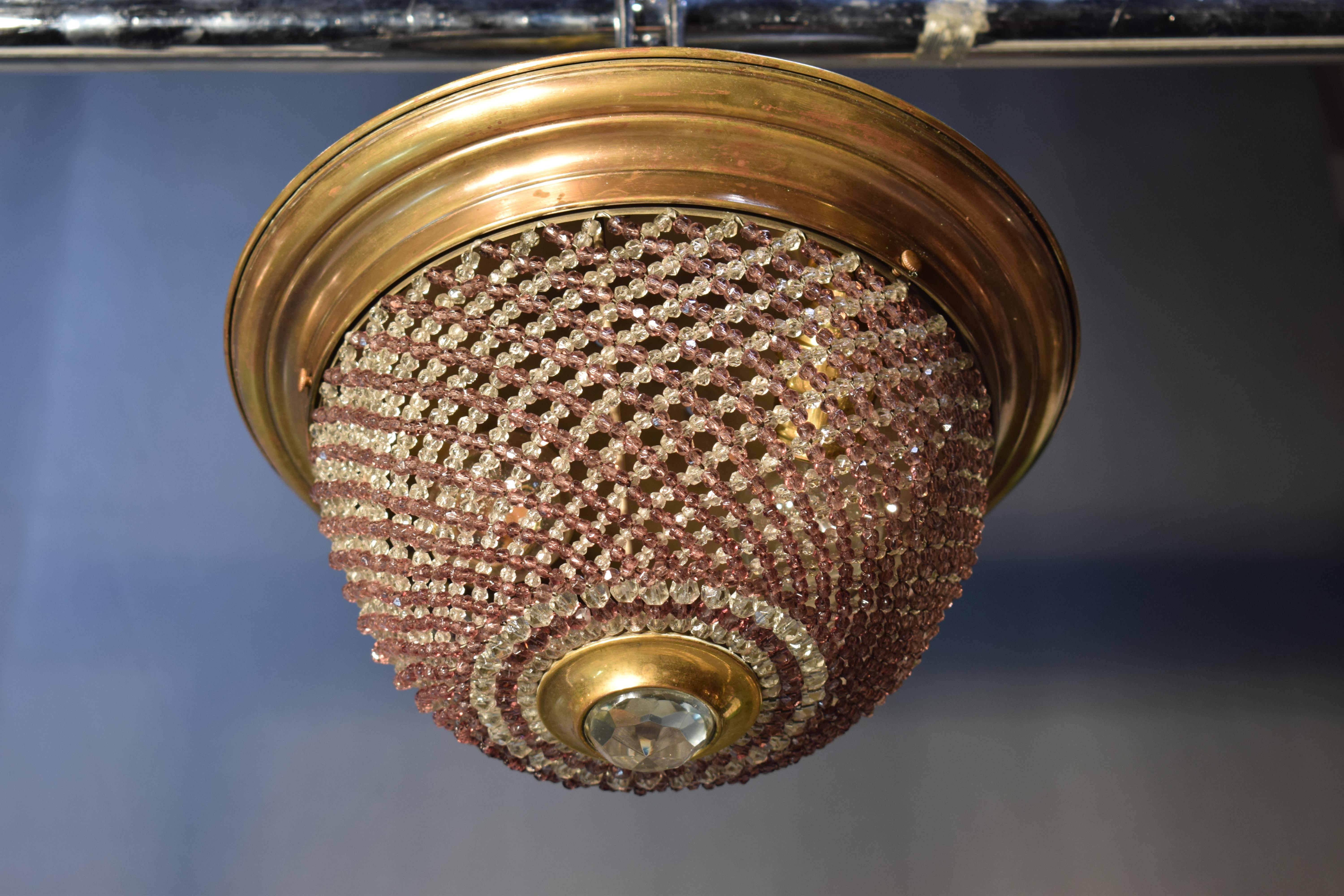 Gilt bronze pendant with two tone beaded woven dome. At the bottom a cut crystal jewel, France, circa 1930.
2 lights. Pair available.
Dimensions: Height 6